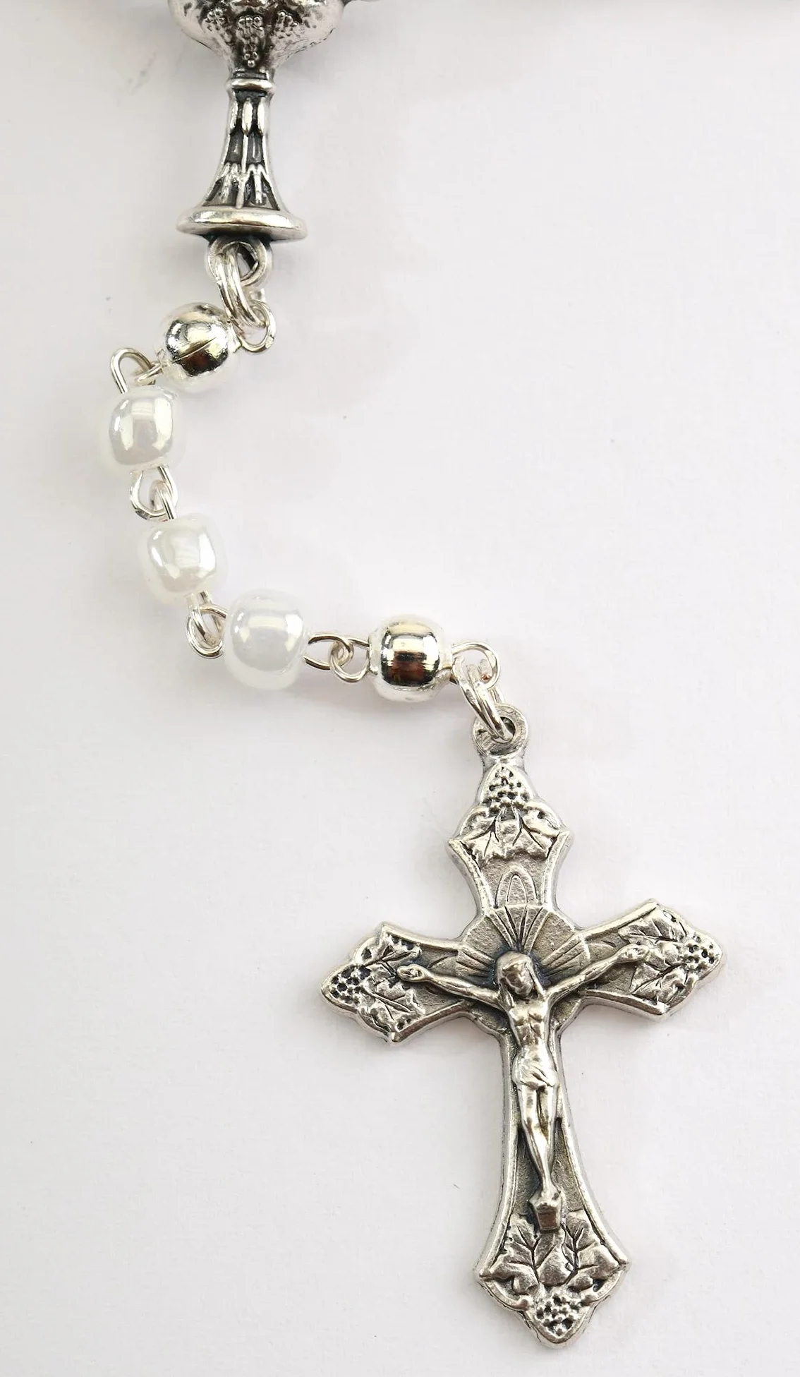 MaMeMi Rosario Prima Comunione con Perline Bianche e Croce – Calice Argento in Scatolina a Cuore Dorata con Angelo – Regalo Bambini