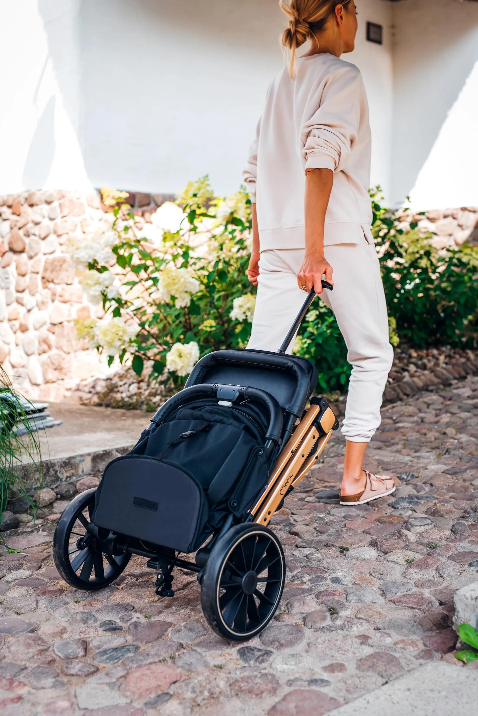 MoMi ESTELLE LIGHT PLUS Passeggino a partire da 6 mesi (fino a 22 kg), pieghevole con cintura di sicurezza a 5 punti, cestino porta spesa e funzione di apertura, manico telescopico per il traino
