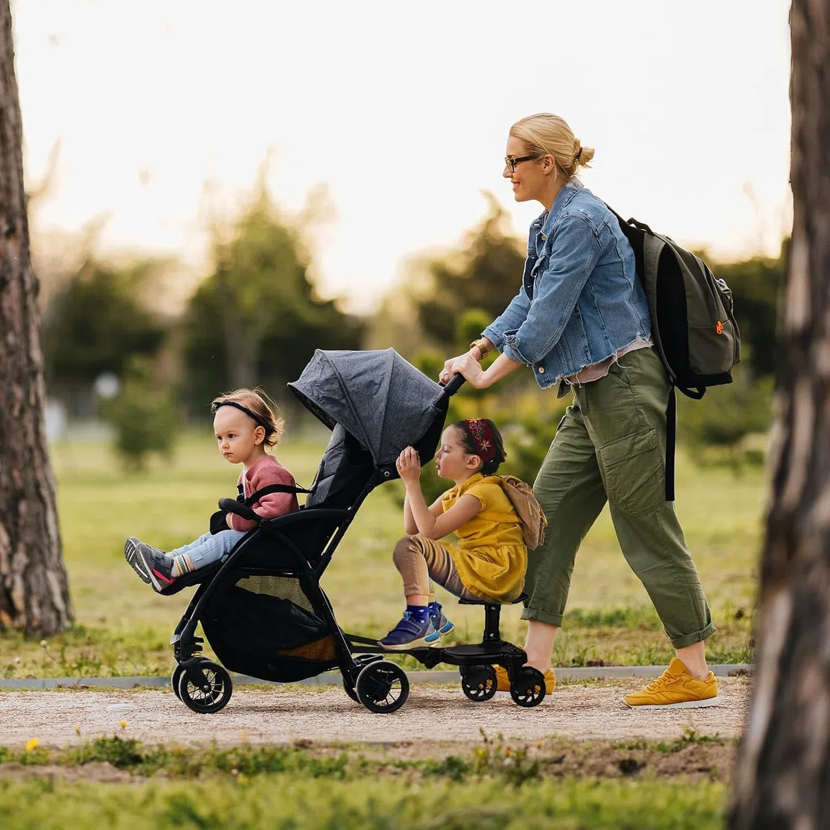 Pedana Passeggino Universale con Sellino,Tavolette Portatili per Passeggini Adatto al 99% dei passeggini, Design a Due Ruote a 360°, Sopportare un peso di 25 kg (Ruote nere)