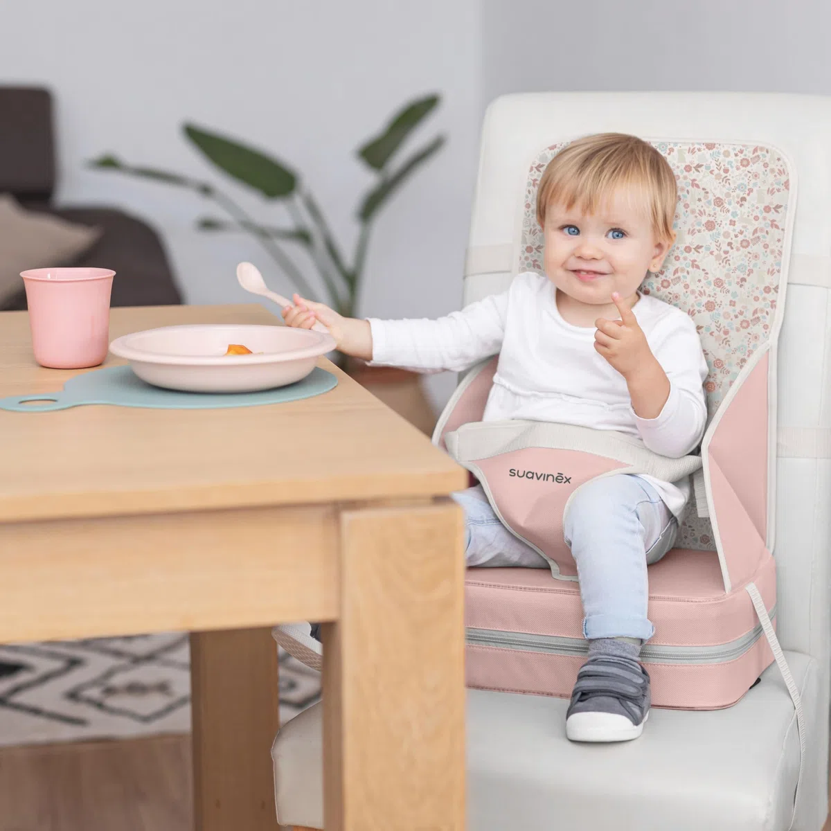 Suavinex, Rialzo sedia portatile per Bimbi +6 Mesi, Rialzo sedia per la pappa,Trasformabile in Borsa, Facile da Pulire, Leggero, con Tracolla, Comodo, Morbido e con Schienale, Rosa
