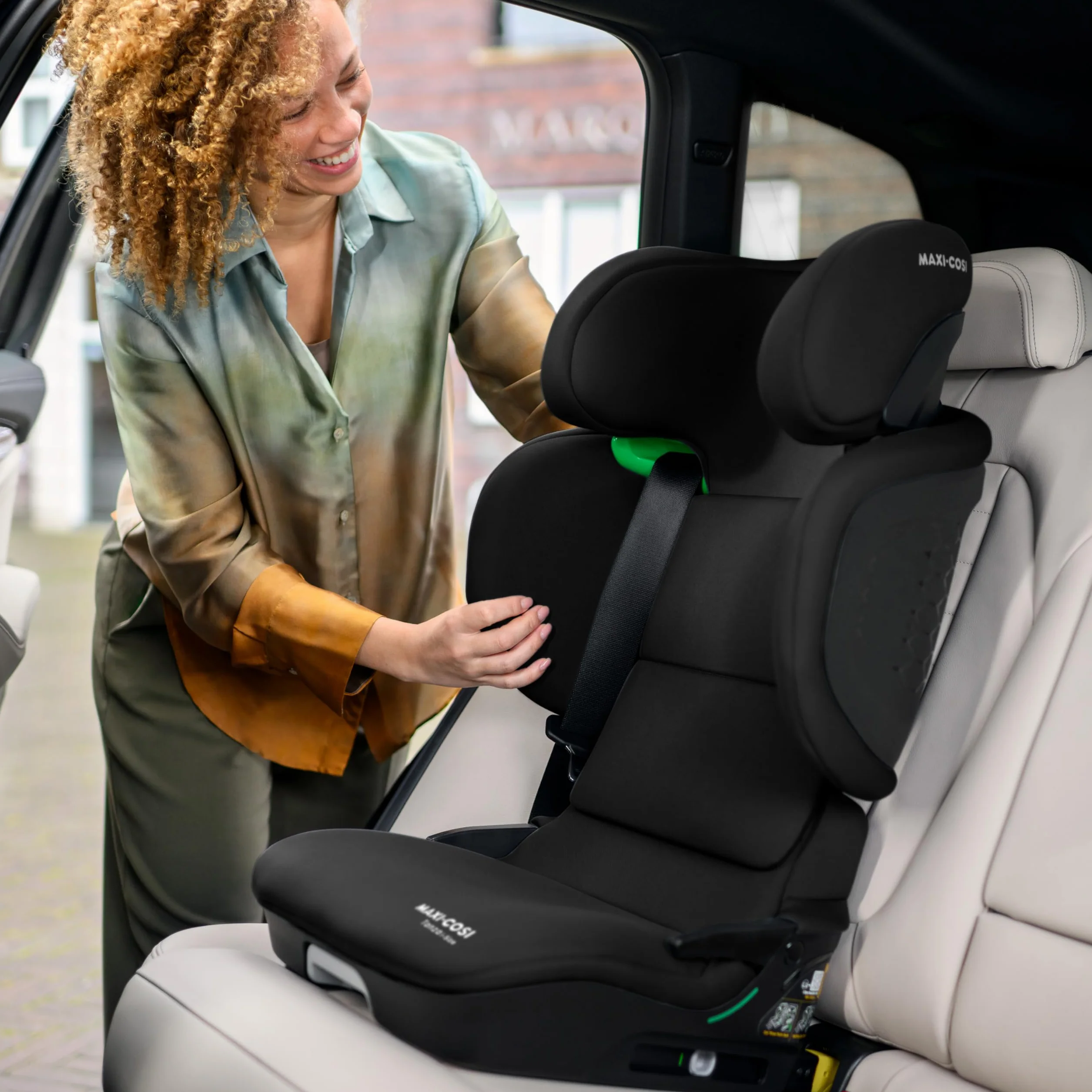 Maxi-Cosi Tanza i-Size Seggiolino auto per bambini 3,5-12 anni, 100-150 cm, Isofix, Seggiolino auto pieghevole compatto, Regolabile in altezza, Protezione dagli impatti laterali G-CELL, Full Black