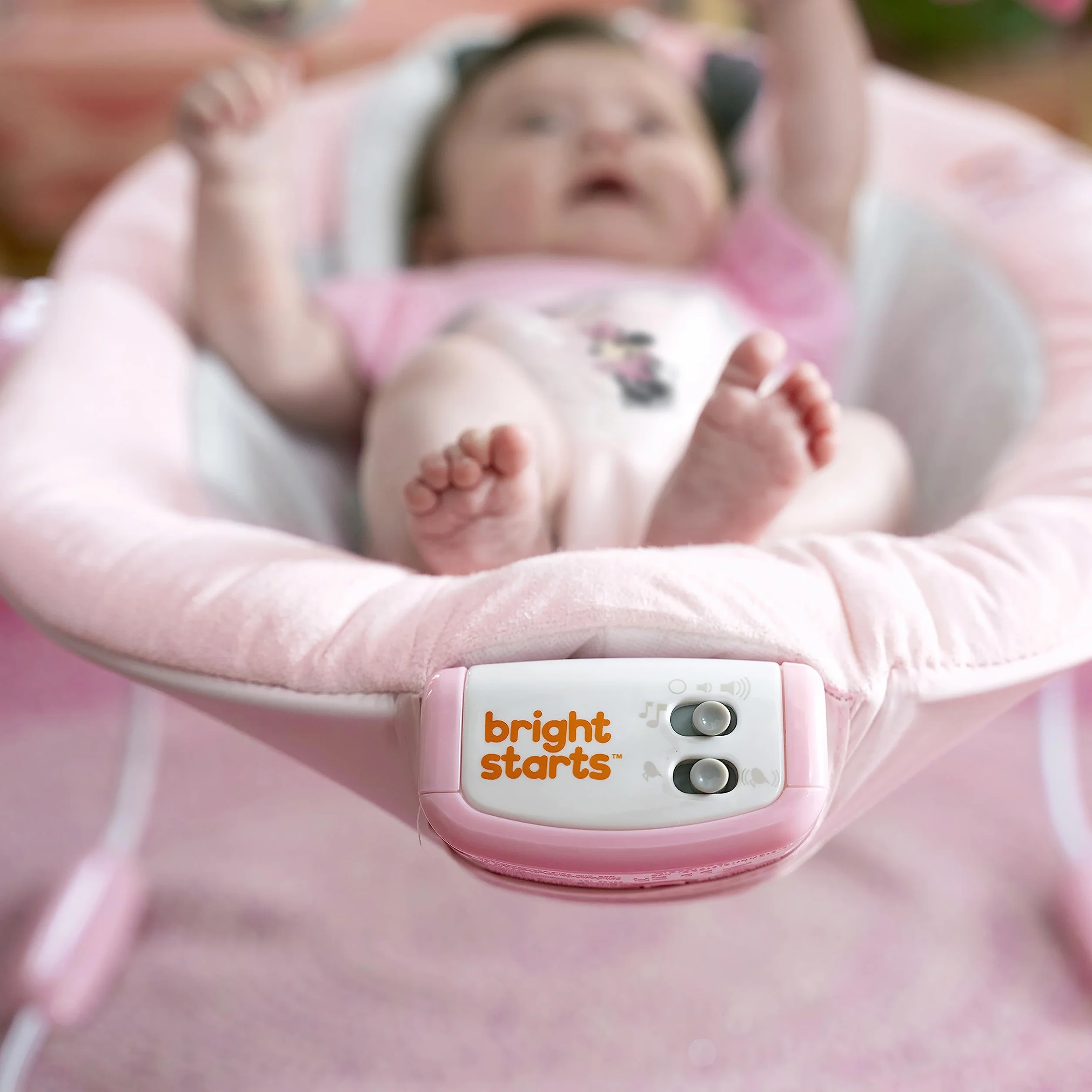 Bright Starts, Minnie Mouse Seggiolino Comodo Vibrante per Neonati - Musica, Barra Giocattoli Rimovibile, 0-6 Mesi Fino a 9 kg (Rosy Skies)