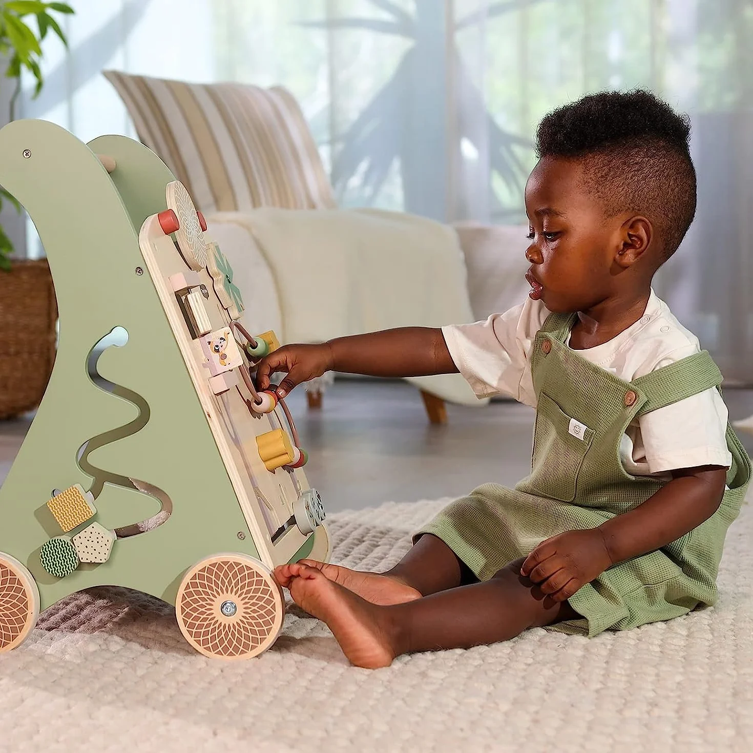 Tiny Love Walk Behind Carrello Primi Passi in Legno e Centro Attività Montessori, 12 Giochi Interattivi, Supporta Capacità Motorie e Sviluppo, Ruote Gommate Antiscivolo, 18+ Mesi, Boho Chic