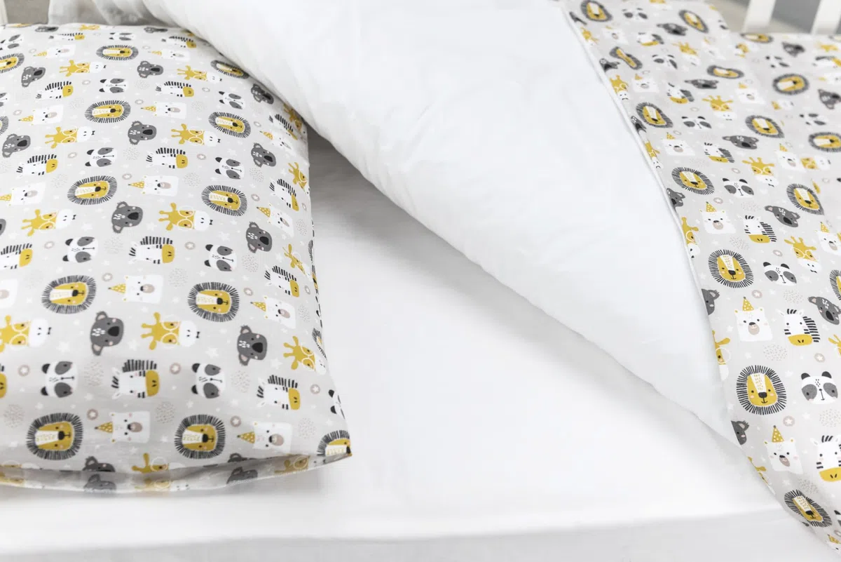 baby idea Babysanity Piumino Lettino Neonato Ricamato Completo Federa e Copripiumino e Lenzuolino con Angoli Sfoderabile Senza Paracolpi Lettino - Made in Italy- (Leoncino)