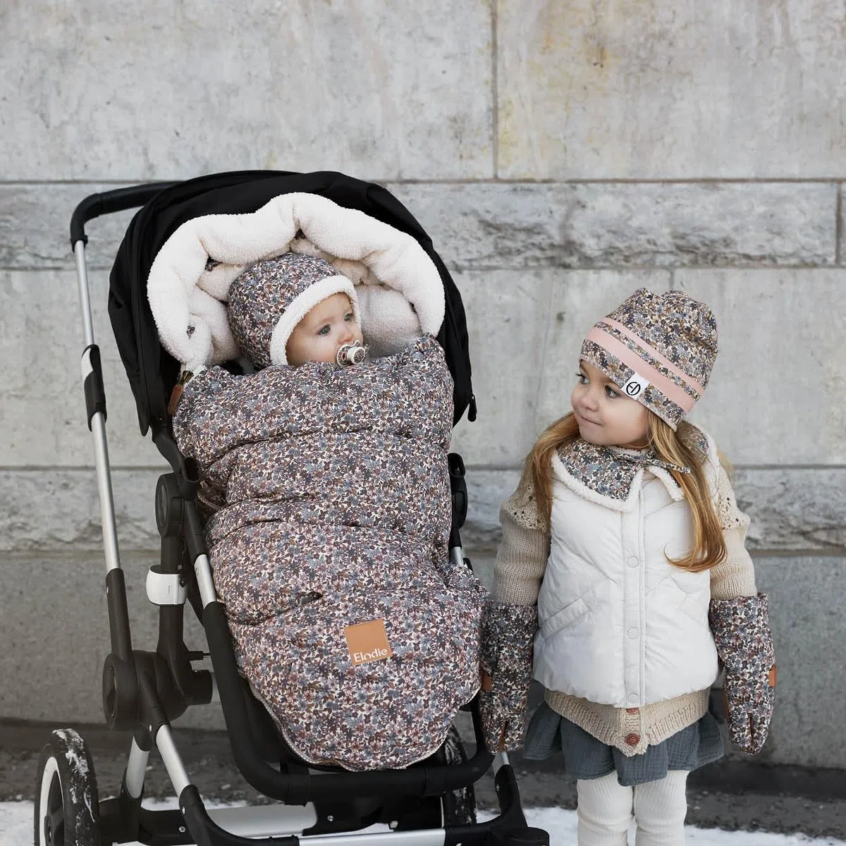 Elodie Details Sacco Passeggino Invernale Universale - Coprigambe Imbottito, Sacco Termico Antivento e Impermeabile, Morbido e Caldo, Compatibile con Passeggini e Carrozzine - Giardino Blu