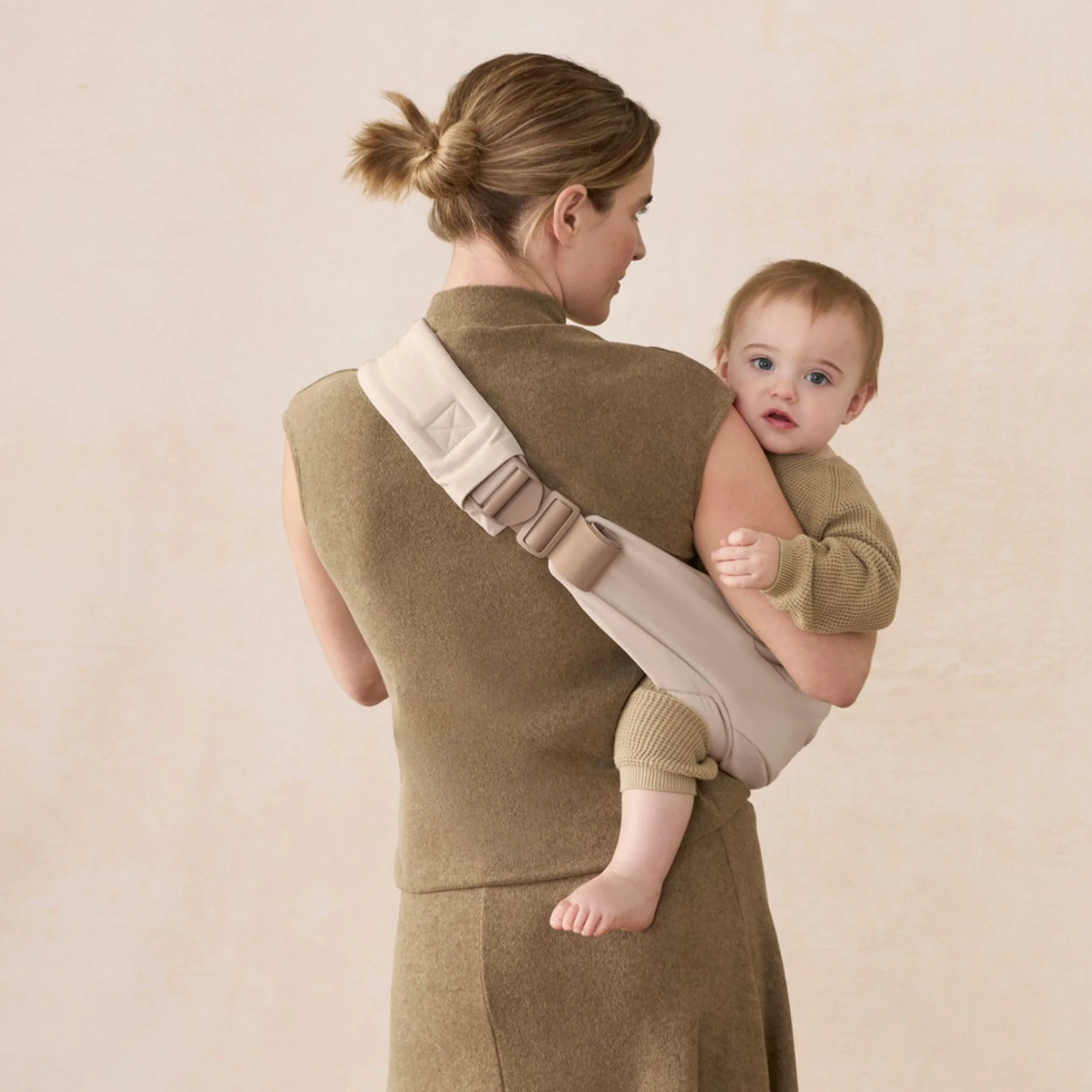 Ergobaby Upsie Sling Portabebè ergonomico per neonati e bambini piccoli dai 6 mesi (7,7-20,4 kg), passaggio spontaneo tra camminare e essere trasportati, Natural Beige