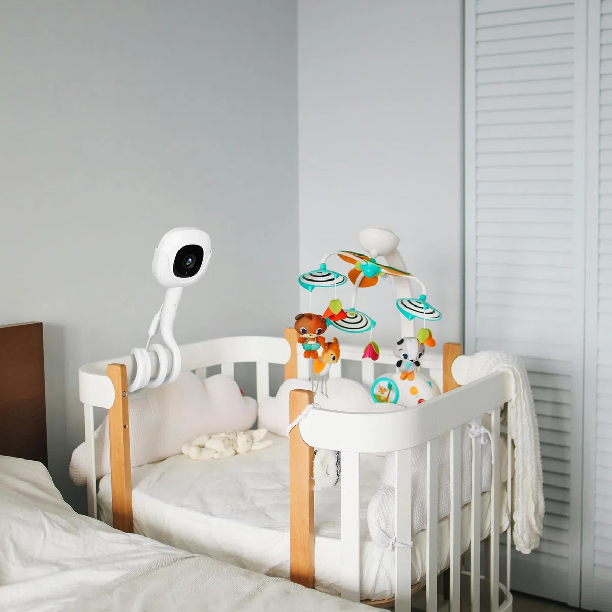 Didalo Supporto flessibile compatibile con baby monitor Nanit Pro, il supporto flessibile per baby monitor si attacca alle mensole della culla, senza attrezzi o danni alla parete (fotocamera non