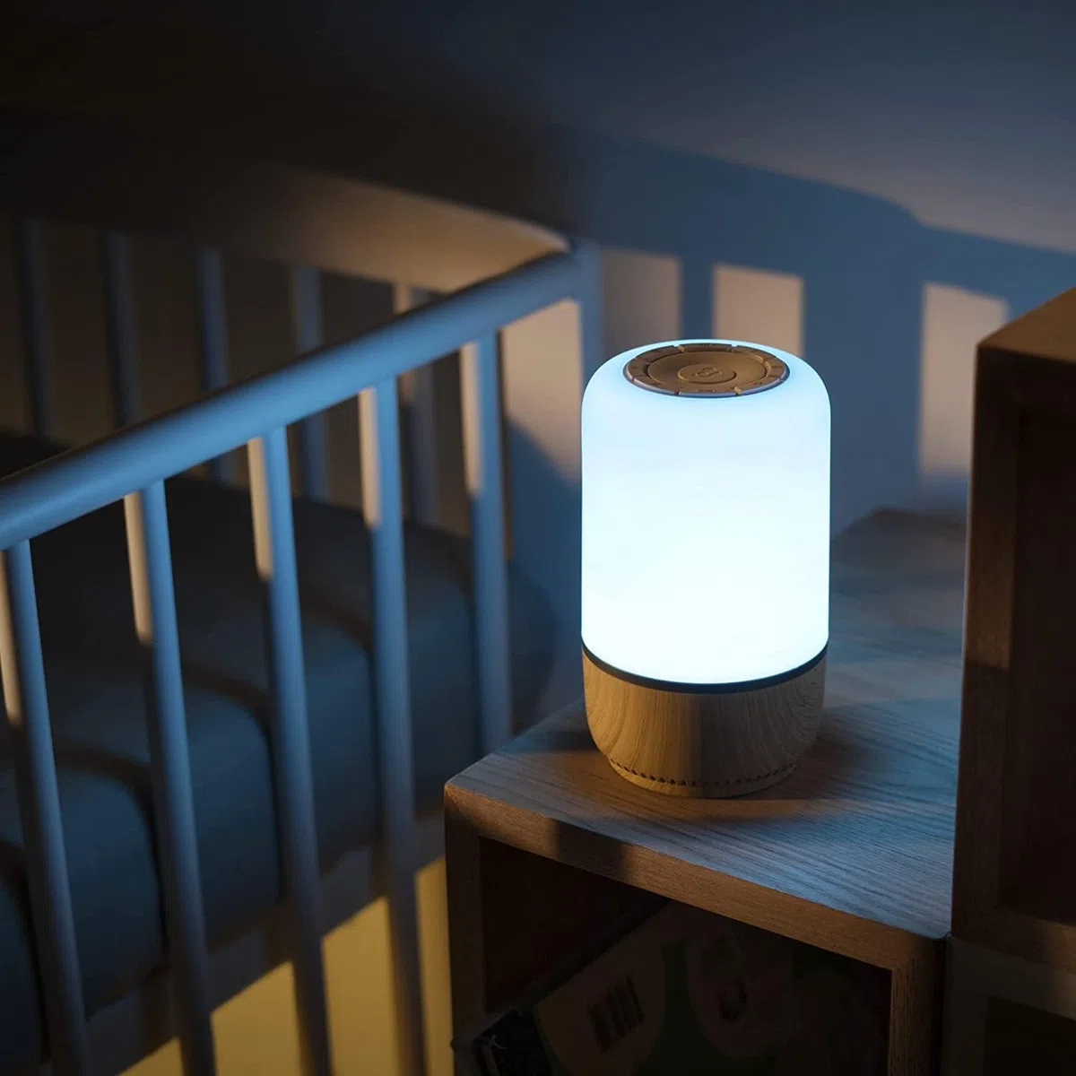 Maxi-Cosi Soothe Luce notturna intelligente per bambini con rumore bianco e musica, aiuta a sviluppare routine del sonno, attivabile con app o comando vocale, compatibile con Alexa e Google Home