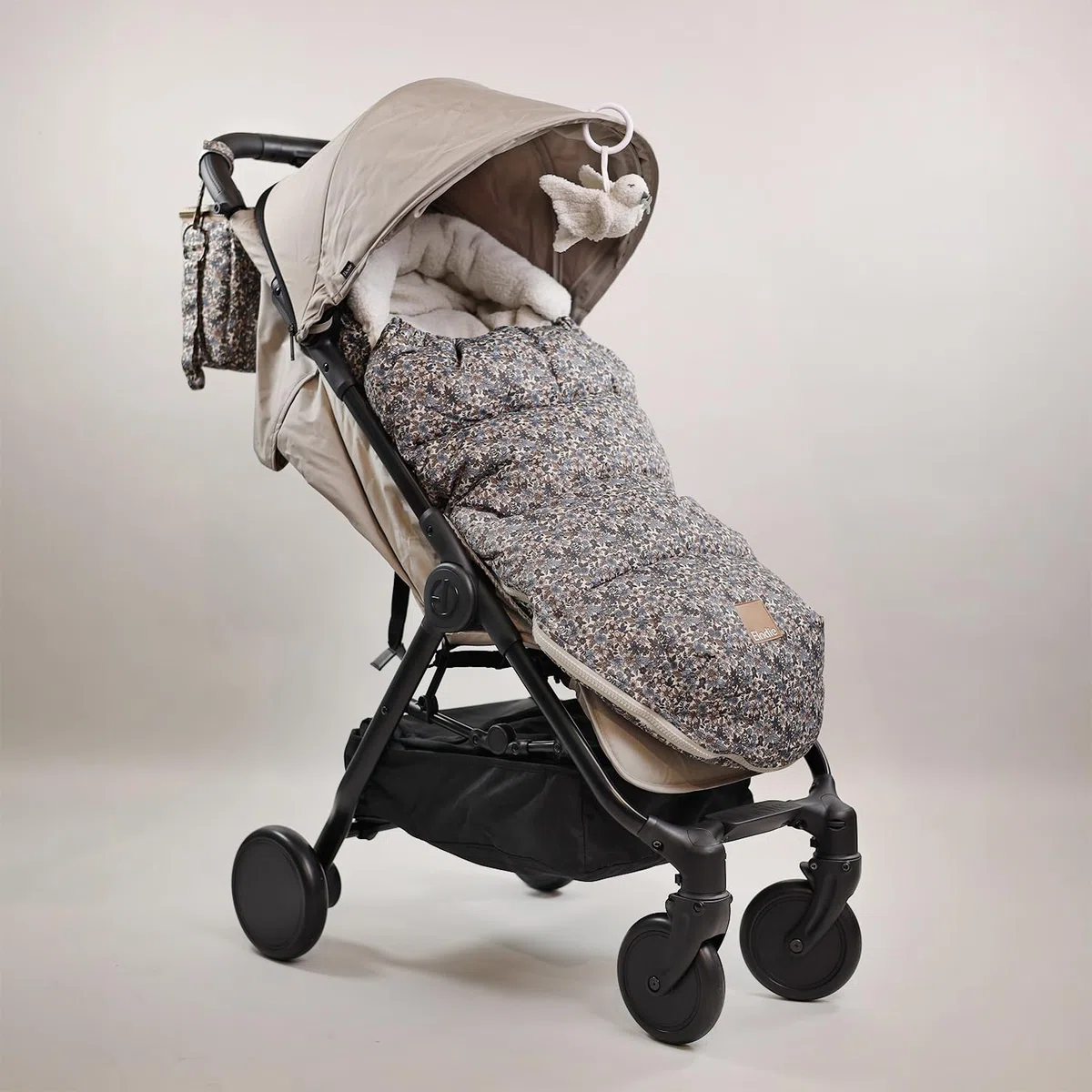 Elodie Details Sacco Passeggino Invernale Universale - Coprigambe Imbottito, Sacco Termico Antivento e Impermeabile, Morbido e Caldo, Compatibile con Passeggini e Carrozzine - Giardino Blu