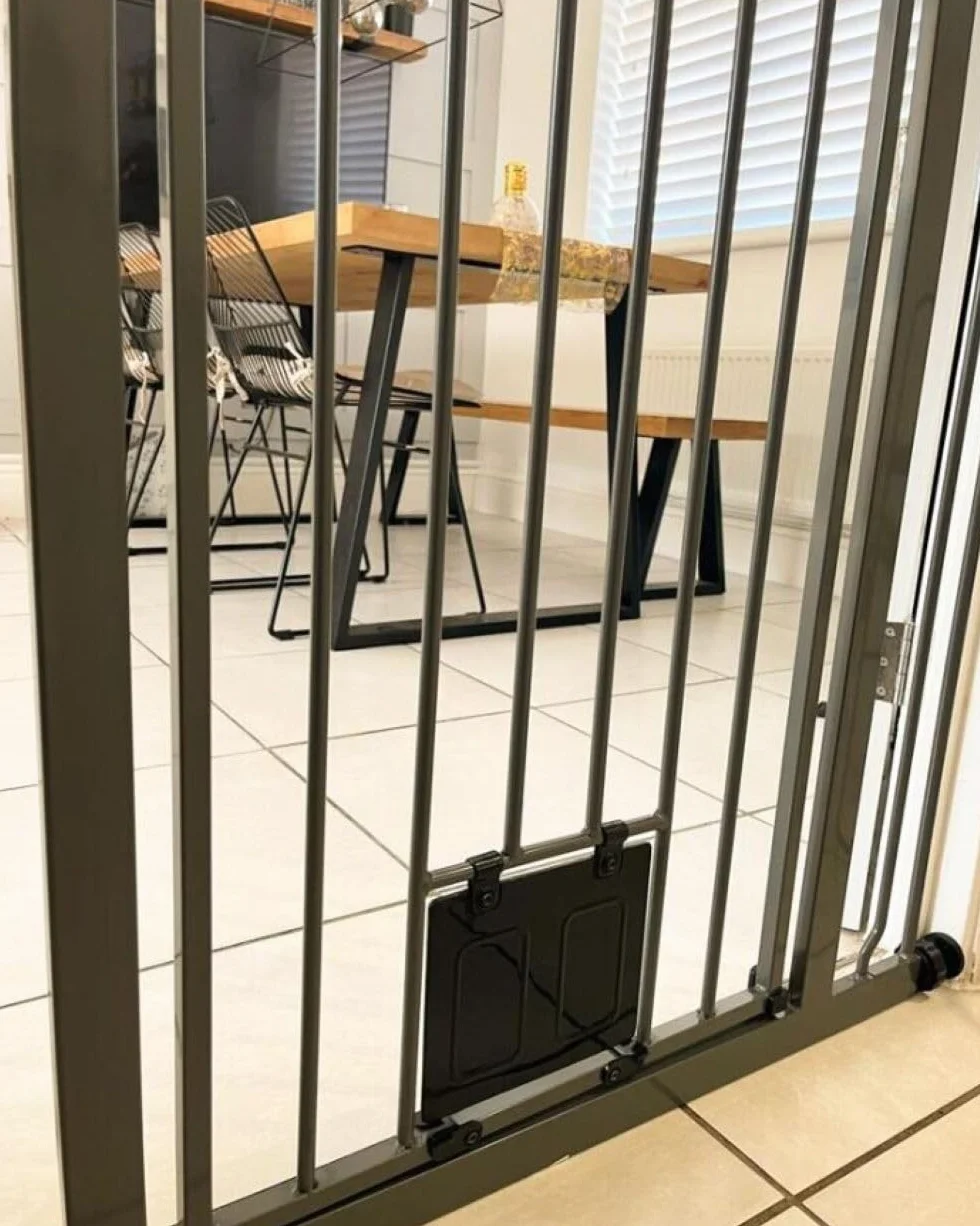 Bettacare Cancelletto per Animali con Gattaiola Bloccabile, 75-84cm, Grigio Ardesia, 104cm, Barriera di Sicurezza Extra Alta per Cani