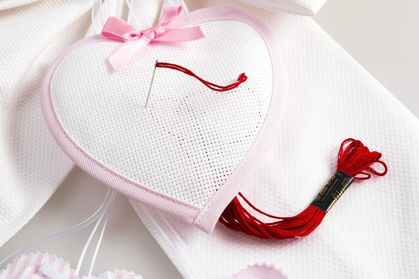 Filet - Fiocco Nascita Bianco con Cuoricini Pendenti Rosa e Cuore in Tela Aida da Ricamare, Cotone, Ideale da Appendere per Annunciare la Nascita di una Bambina, Made in Italy, Rosa