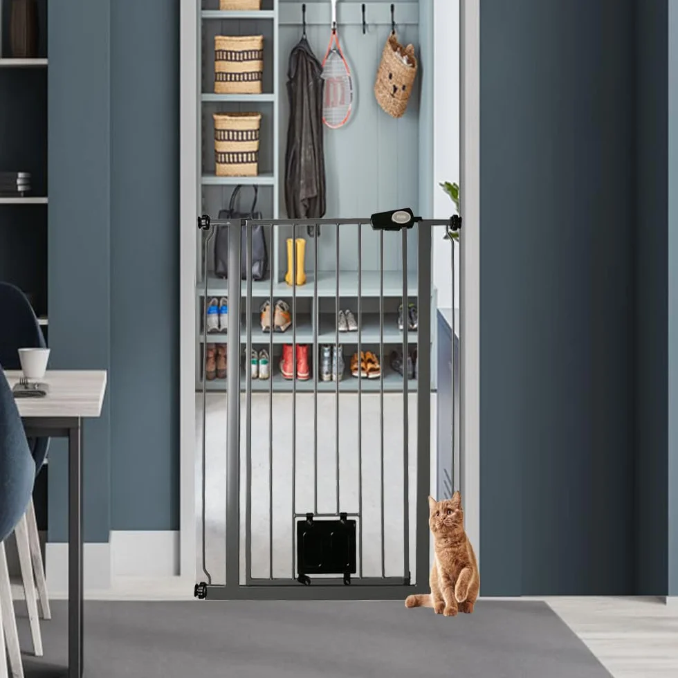 Bettacare Cancelletto per Animali con Gattaiola Bloccabile, 75-84cm, Grigio Ardesia, 104cm, Barriera di Sicurezza Extra Alta per Cani