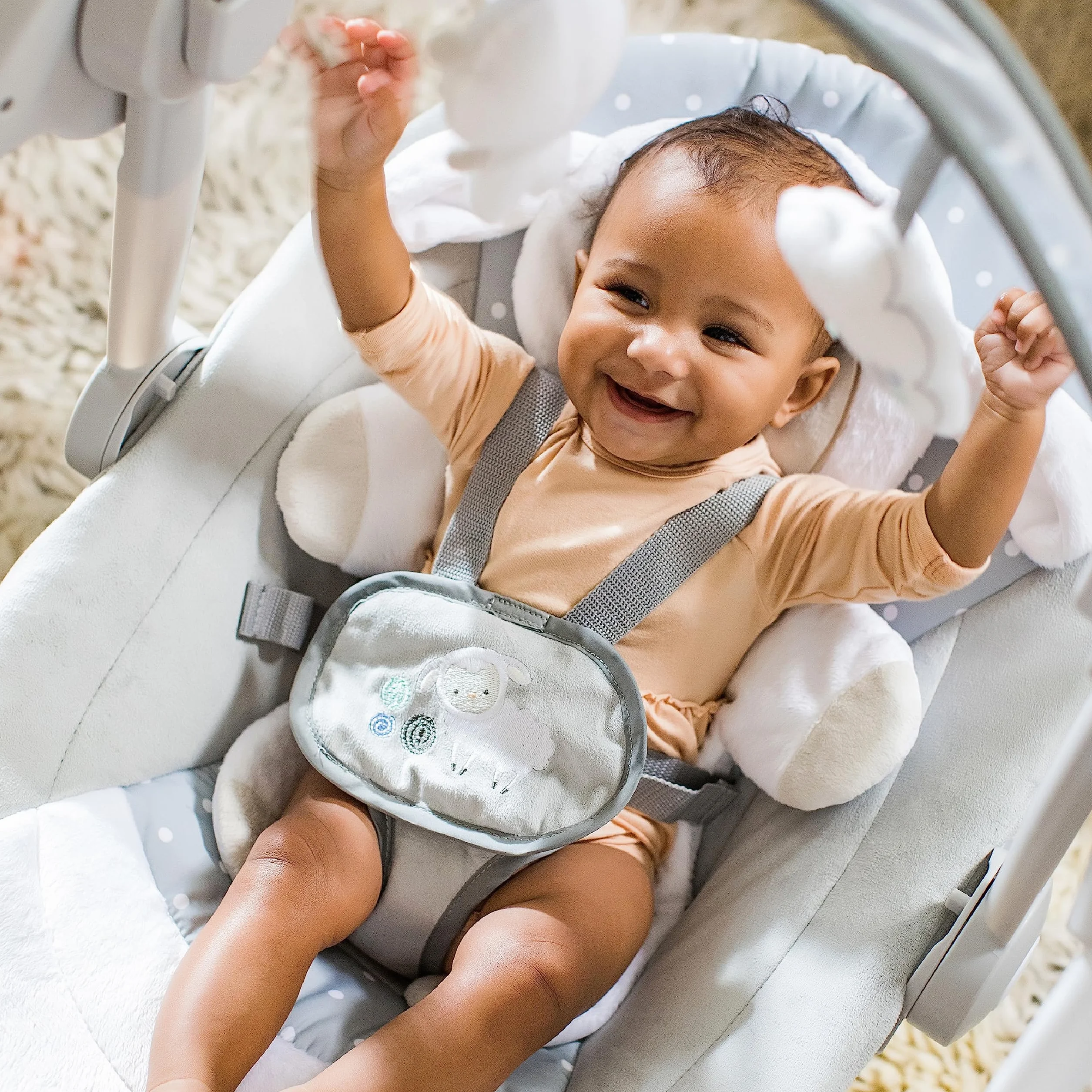 Ingenuity Comfort 2 Go Altalena compatta portatile a 6 velocità con musica, pieghevole, 0-9 mesi (Cuddle Lamb)