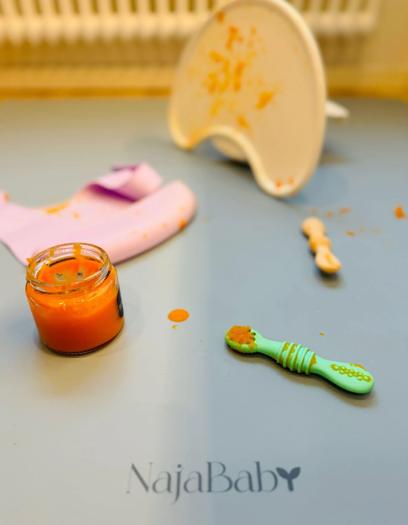 Tappetino in Silicone 100x100 cm – Antimacchia, Impermeabile, Antiscivolo – Tappeto Multiuso per Bambini, Sotto Seggiolone, Svezzamento, Giochi, Attività Creative – Senza BPA