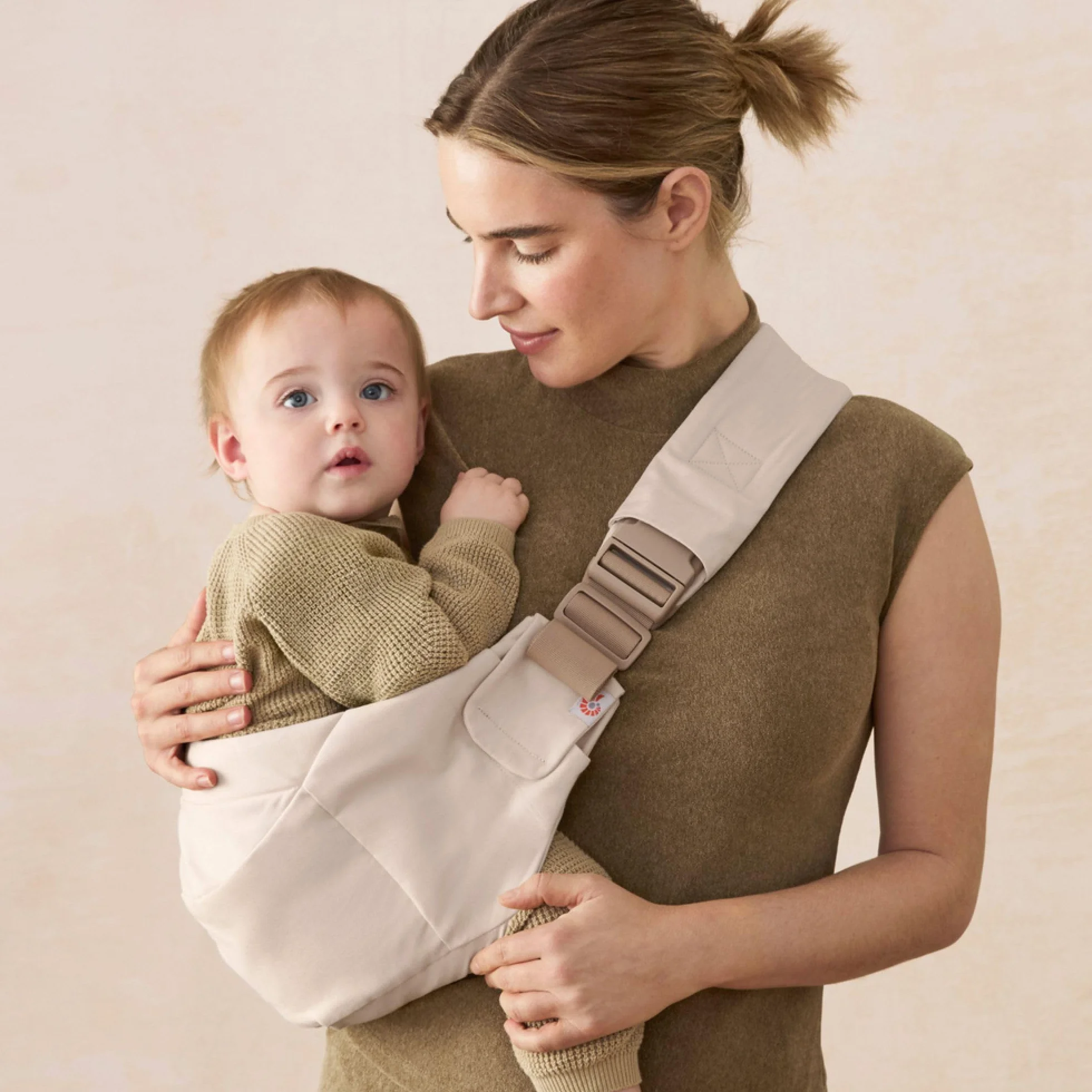 Ergobaby Upsie Sling Portabebè ergonomico per neonati e bambini piccoli dai 6 mesi (7,7-20,4 kg), passaggio spontaneo tra camminare e essere trasportati, Natural Beige