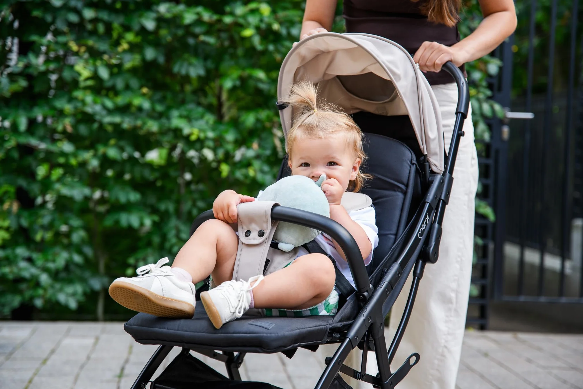 MoMi PAOLA Passeggino per Bambini 6-22 kg Compatto Leggero Chiusura Automatica Cinture 5 Punti