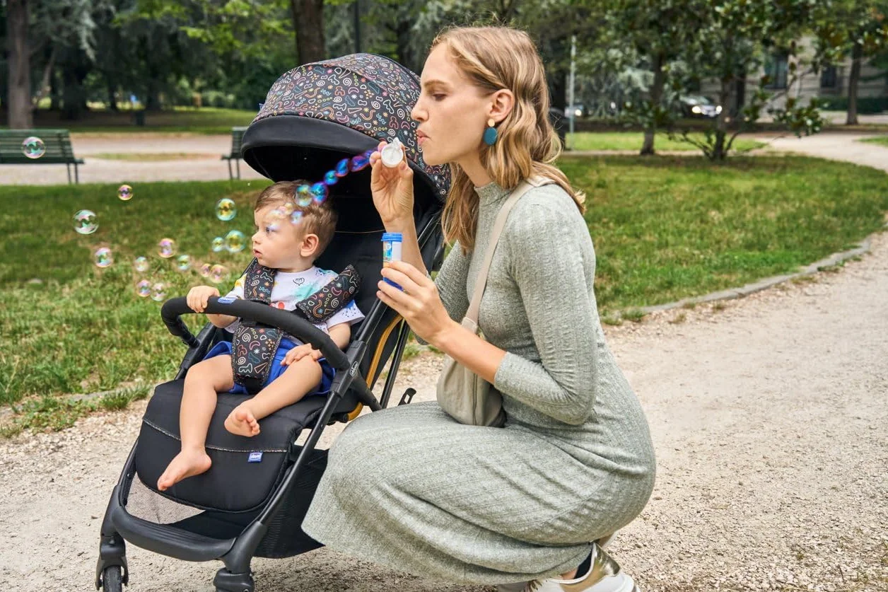 Chicco Glee Passeggino 0+ Mesi-22 Kg Chiusura Automatica Compatta Capotte UV50+ Antipioggia Schienale Reclinabile Poggiagambe Grigio