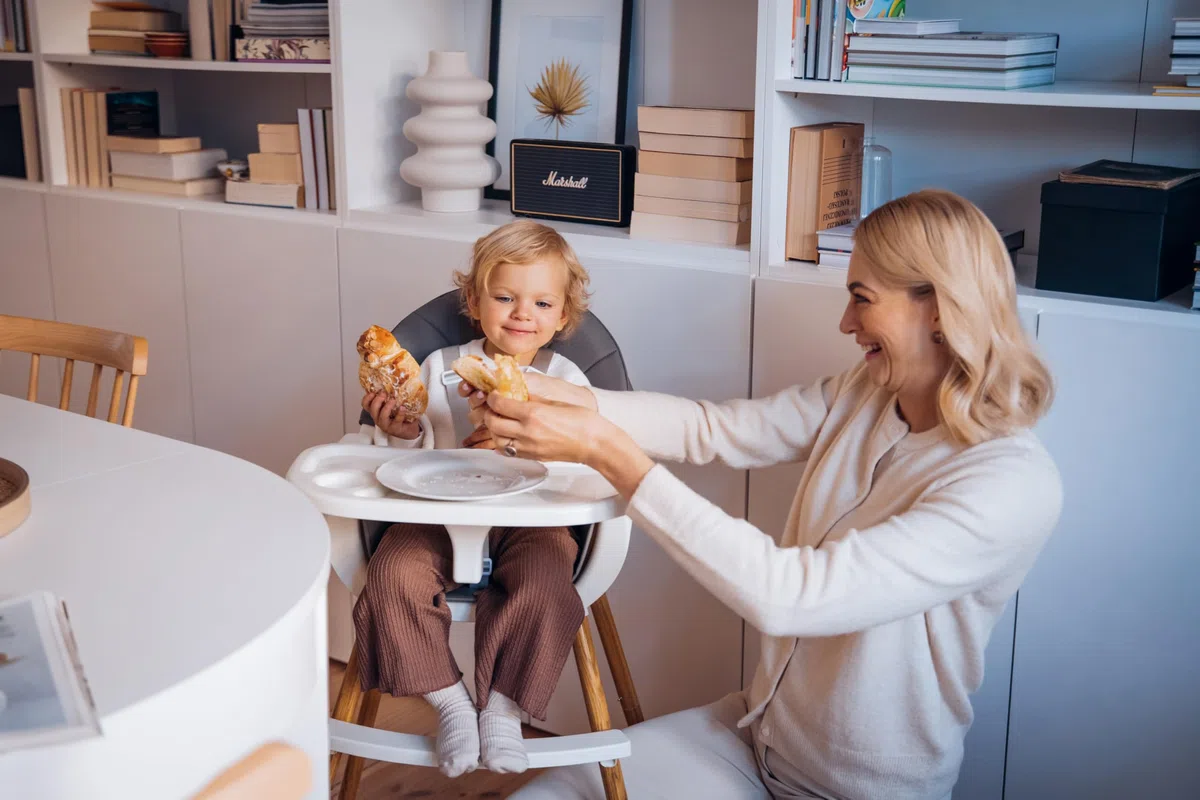 MoMi Seggiolone Pappa Evolutivo 3 in 1 - Sedia Evolutiva per Bambini da 6 a 36 Mesi - Cinture di sicurezza, Rivestimento in ecopelle, Poggiapiedi, Portabicchiere, Gioco con Ventosa - Grigio