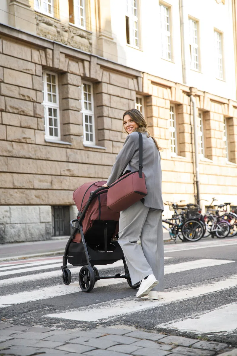 Il passeggino MoMi CLARA a partire da 6 mesi, fino a 22 kg di peso corporeo, cinture di sicurezza a 5 punti, coprigambe, portabicchieri, cestino per la spesa, borsa, zanzariera, telo parapioggia