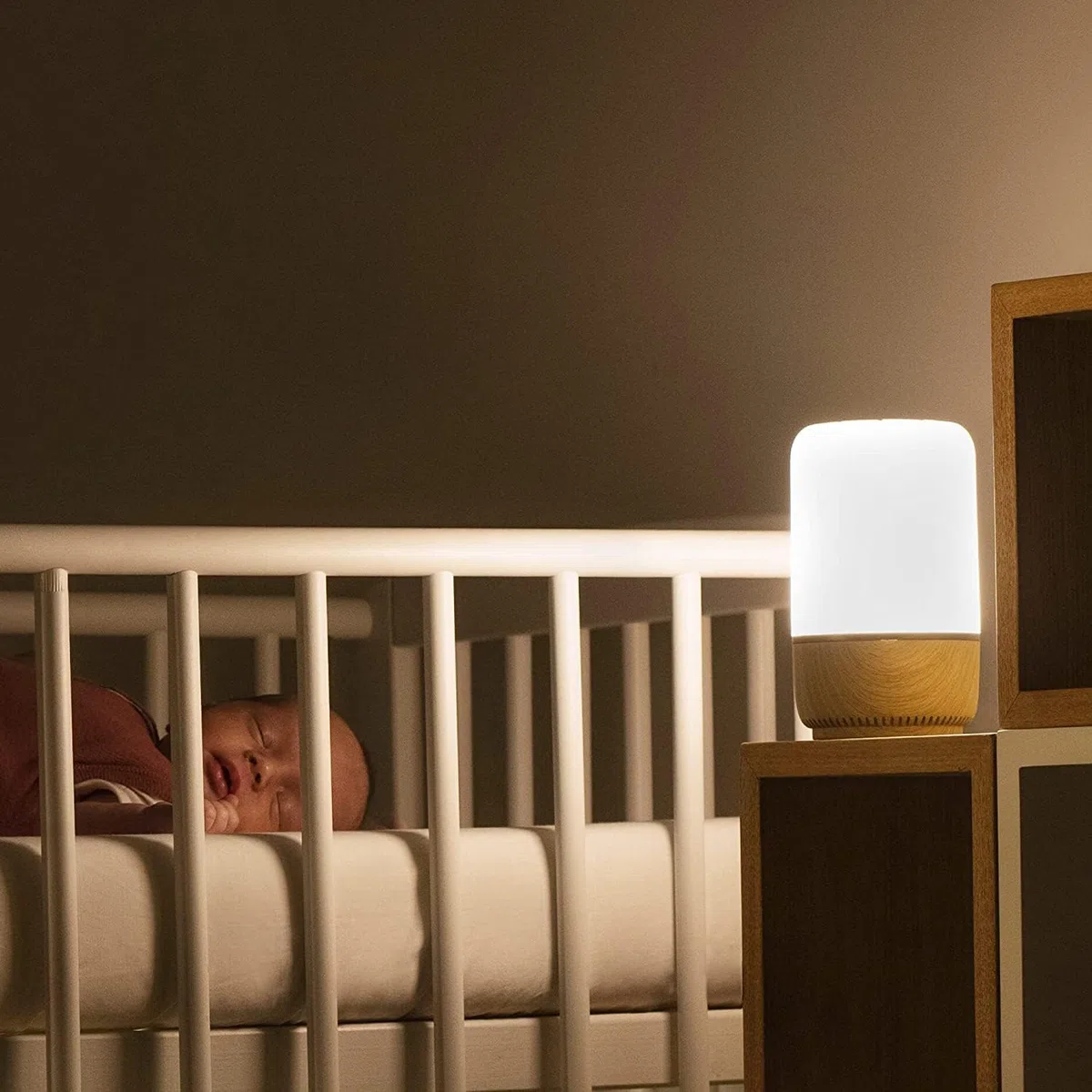 Maxi-Cosi Soothe Luce notturna intelligente per bambini con rumore bianco e musica, aiuta a sviluppare routine del sonno, attivabile con app o comando vocale, compatibile con Alexa e Google Home