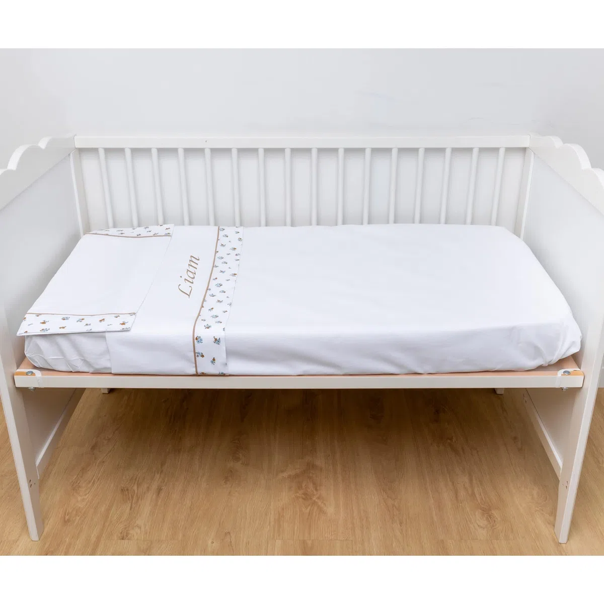 Nenel Completo da lenzuoli Personalizzati Ricamati con il nome dei bebè - Completo 3 Pezzi (Lenzuolo sotto + Lenzuolo + Federa per Cuscino) - Fiori Blu - Culla grande 70x140 cm