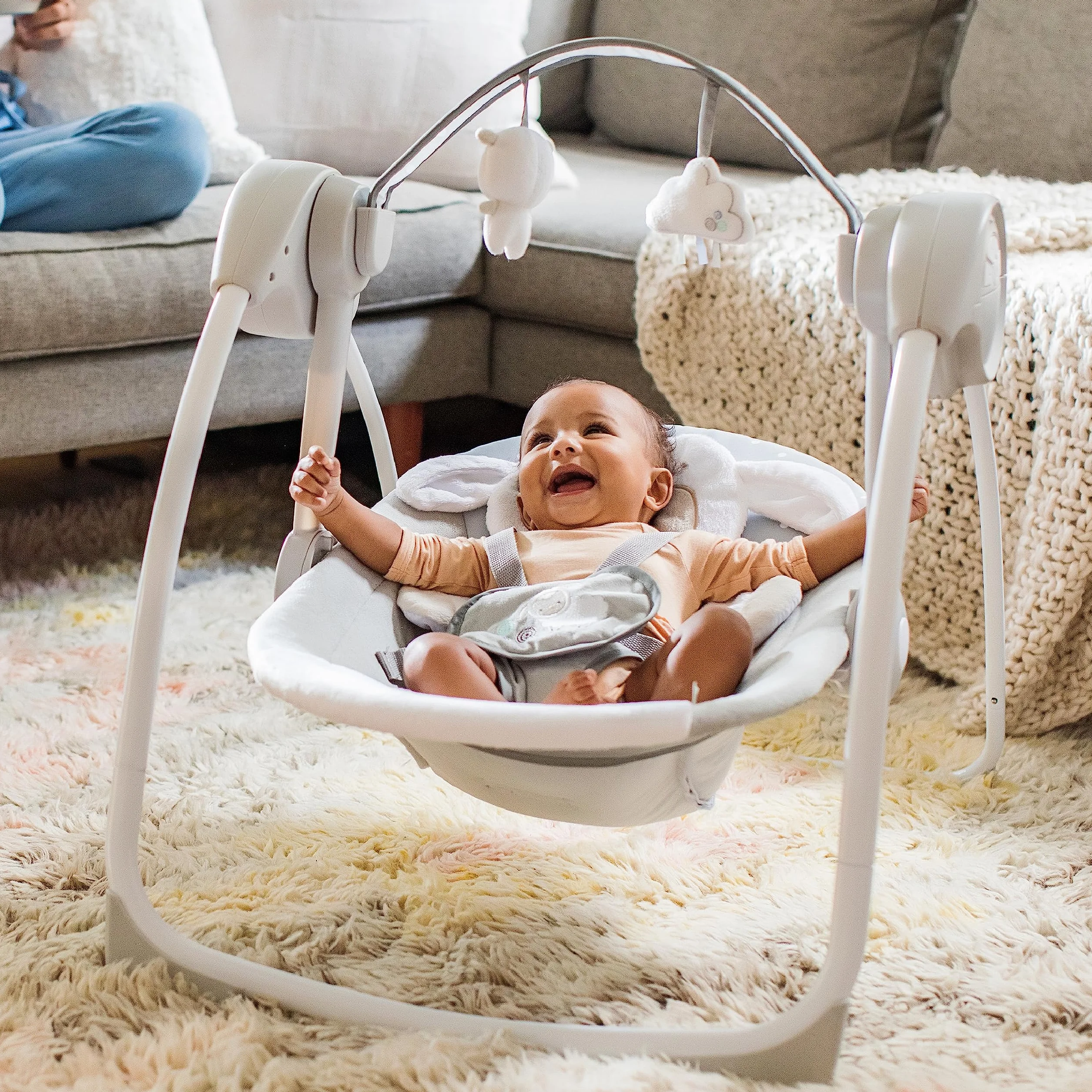 Ingenuity Comfort 2 Go Altalena compatta portatile a 6 velocità con musica, pieghevole, 0-9 mesi (Cuddle Lamb)