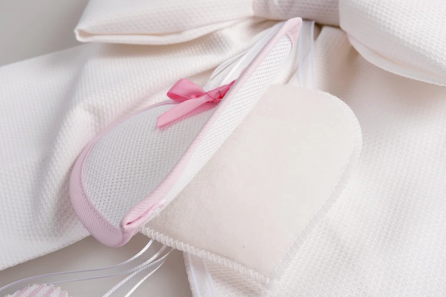 Filet - Fiocco Nascita Bianco con Cuoricini Pendenti Rosa e Cuore in Tela Aida da Ricamare, Cotone, Ideale da Appendere per Annunciare la Nascita di una Bambina, Made in Italy, Rosa