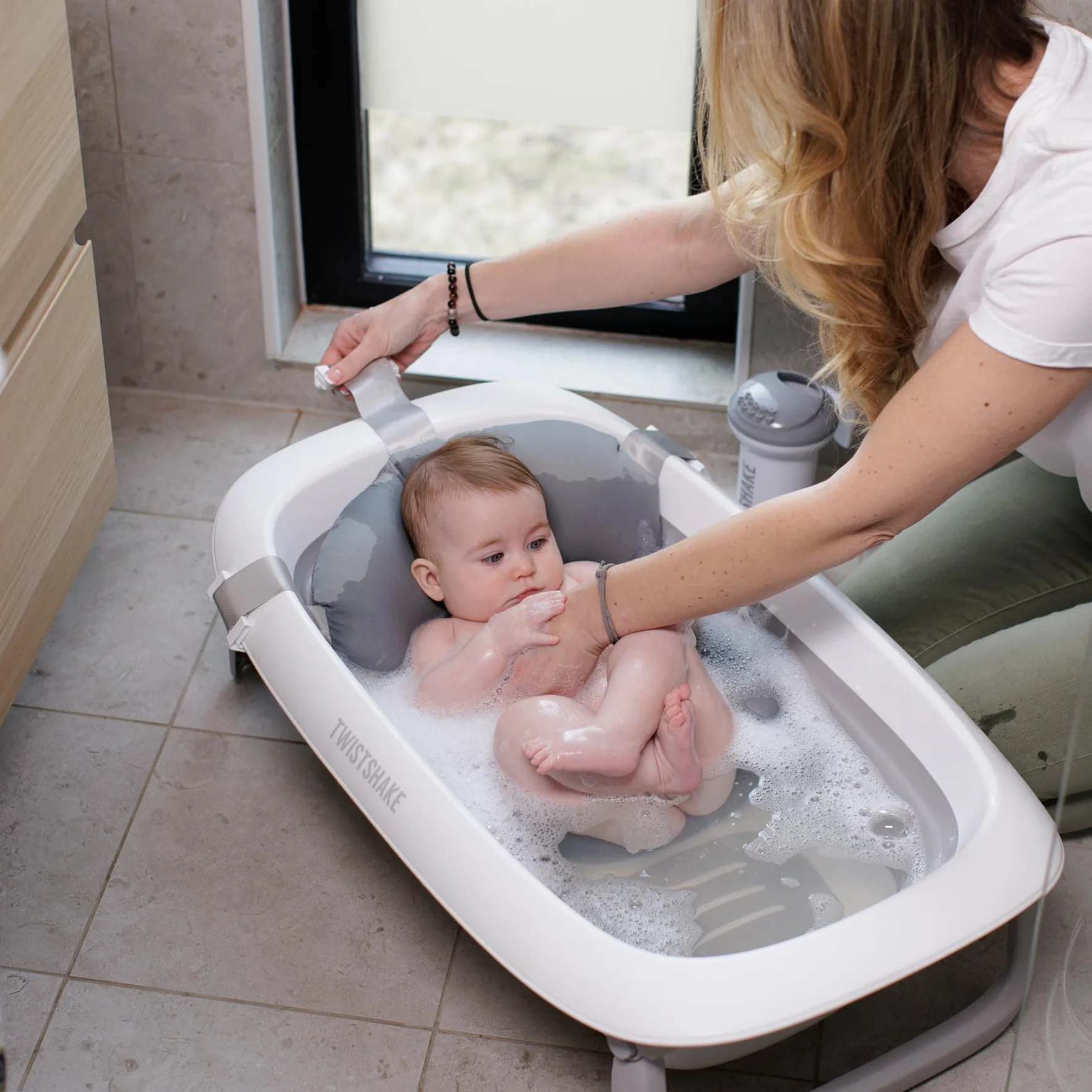 Twistshake Vaschetta Bagnetto Pieghevole Antiscivolo 30L | Design Ergonomico e Compatto | Vasca Portatile Neonati | Doccia Bimbi Sicura | Utilizzo da 0+ Mesi | Grigio Bianco