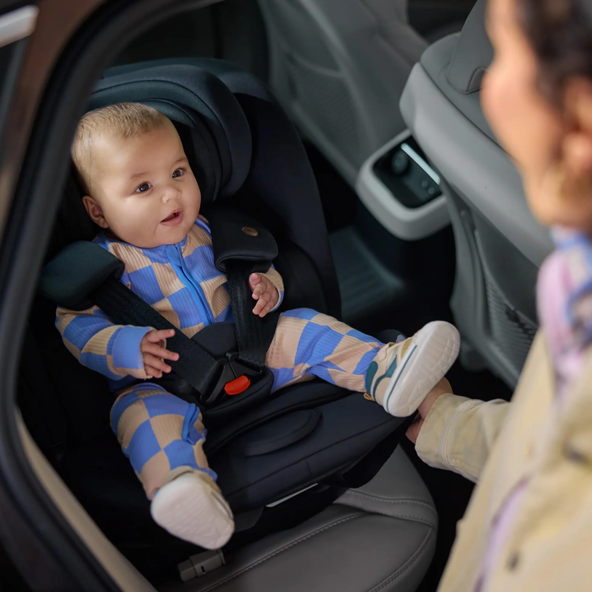 Bebeconfort RevolveFix 360 i-Size Girevole 360, Seggiolino Auto 0-36 Kg, 0-12 anni, ISOFIX con Top Tether, Seggiolino Reclinabile 6 Posizioni, 12 Posizioni Poggiatesta, Tessuti Traspiranti, Full Black