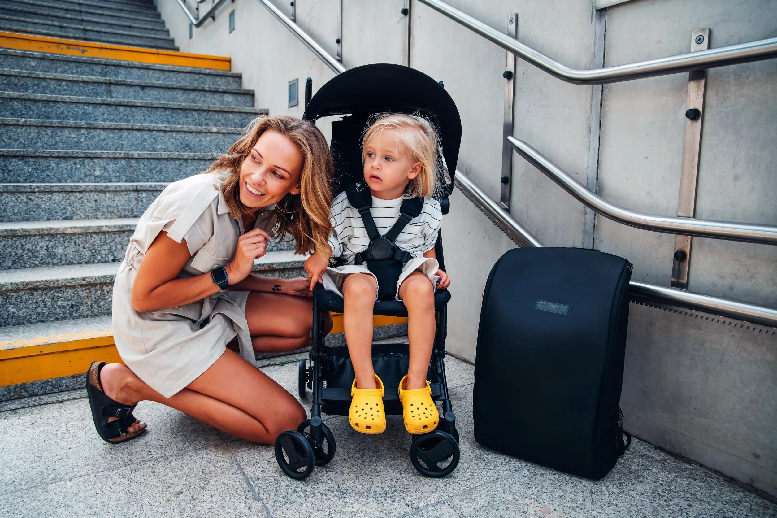 MoMi GRACE Passeggino leggero bambini 6 mesi pieghevole compatto viaggio cappottina parasole regolabile schienale reclinabile cintura 5 punti 15 kg zaino trasporto