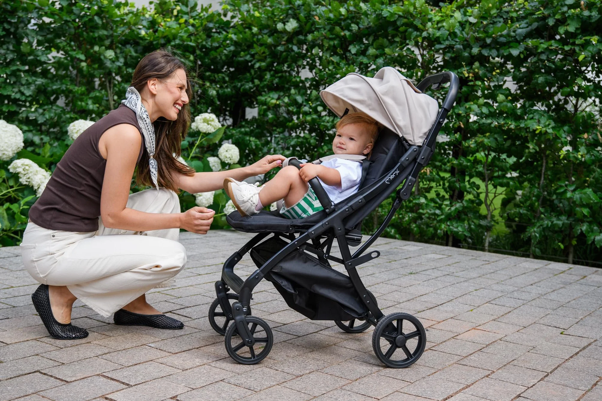 MoMi PAOLA Passeggino per Bambini 6-22 kg Compatto Leggero Chiusura Automatica Cinture 5 Punti