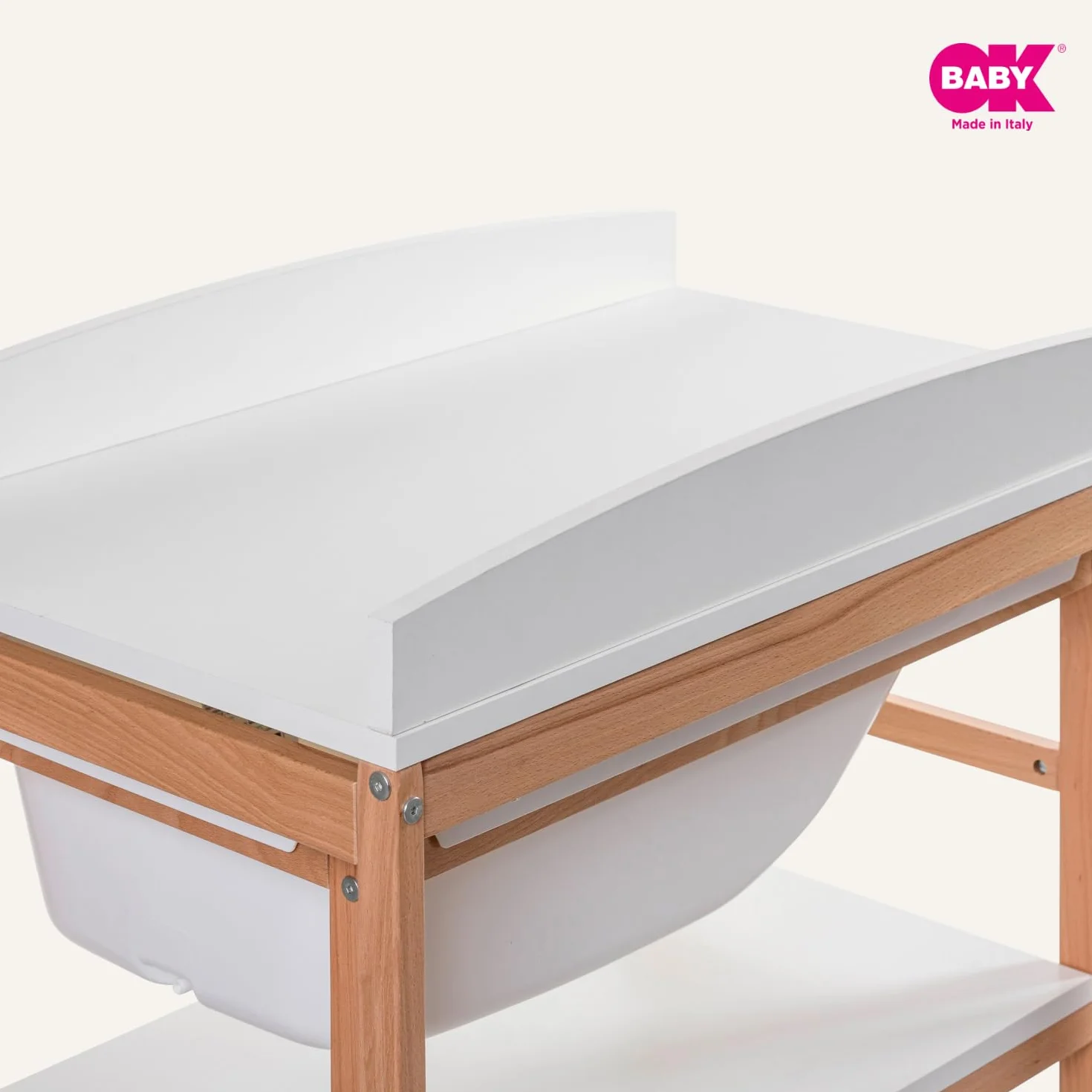 OKBABY Woody - Fasciatoio in Legno con Vaschetta Ergonomica e Ruote, Completo di Materassino Soffice per il Cambio del Neonato - 0-12 Mesi (11kg) - Bianco