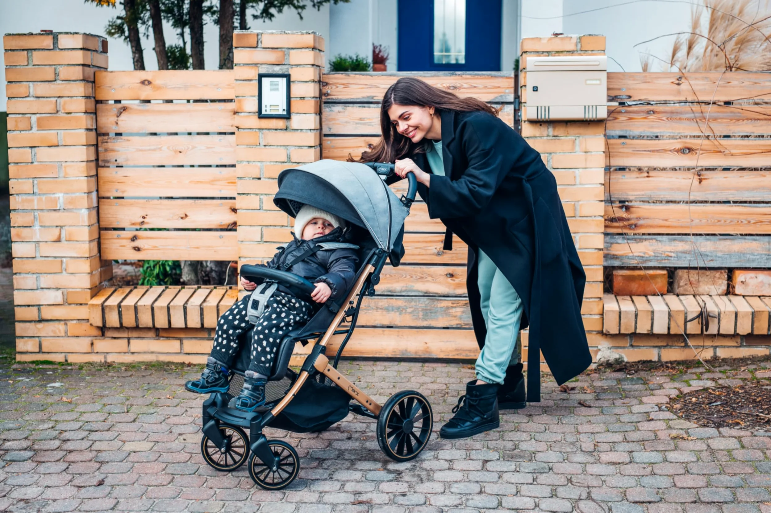 MoMi ESTELLE LIGHT PLUS Passeggino a partire da 6 mesi (fino a 22 kg), pieghevole con cintura di sicurezza a 5 punti, cestino porta spesa e funzione di apertura, manico telescopico per il traino
