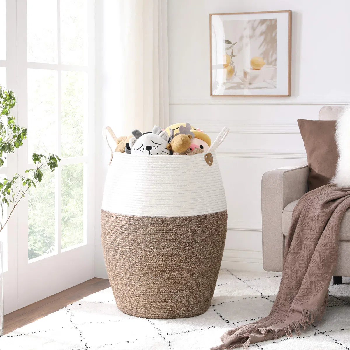 SONGMICS Cesto in Corda di Cotone, Cestello Portaoggetti con Maniglie, Portabiancheria da 125L, per Abiti Giochi Coperte, Salotto Camera da Letto, 50 x 65 cm (Diam. x A), Marrone e Beige LCB421N01