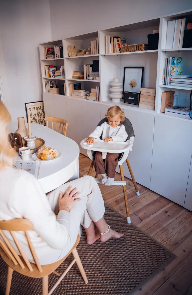 MoMi Seggiolone Pappa Evolutivo 3 in 1 - Sedia Evolutiva per Bambini da 6 a 36 Mesi - Cinture di sicurezza, Rivestimento in ecopelle, Poggiapiedi, Portabicchiere, Gioco con Ventosa - Grigio