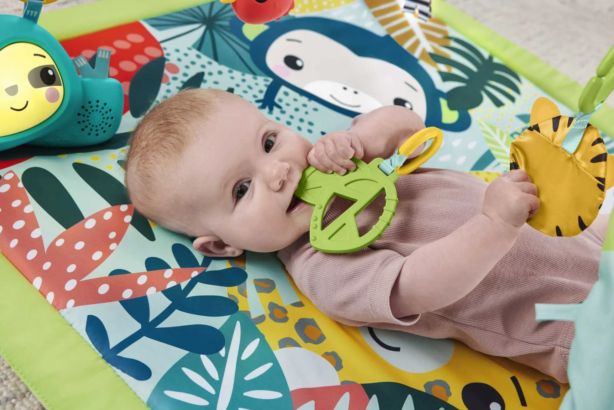 Fisher-Price - Palestrina Sensoriale Cuccioli della Natura 3-in-1, Tappetino per Giocare dalla Nascita Fino ai Primi Passi con 5 Giochi sensoriali, luci, Suoni, Giocattolo per Neonati, HJW08