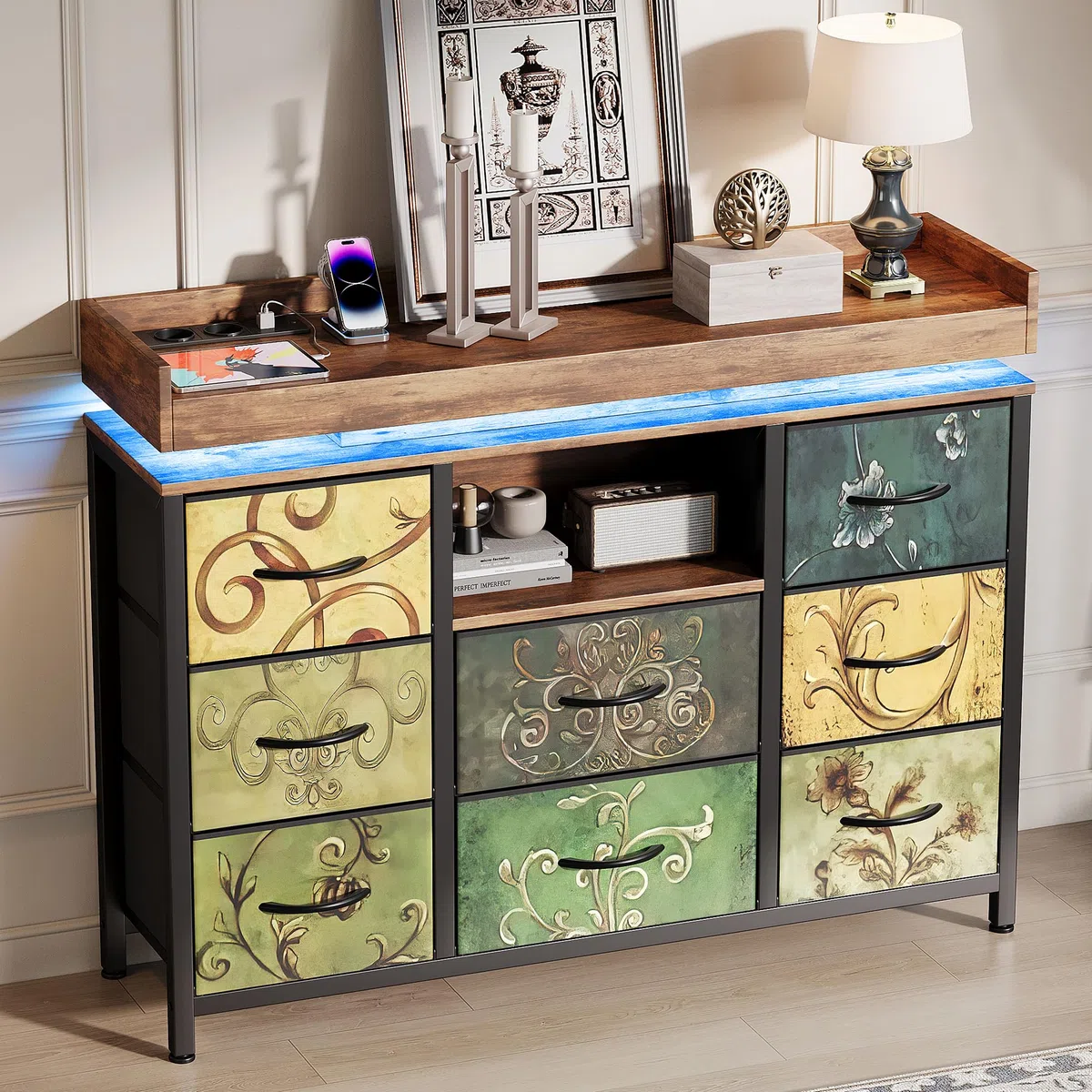 Cassettiera 8 Cassetti Stile Vintage con Luci LED e Prese Elettriche (USB/Tipo-C), Mobiletto Multiuso in Tessuto Motivo Floreale Retrò, Mobile Ingresso Soggiorno Camera da Letto, 108x82x30 cm