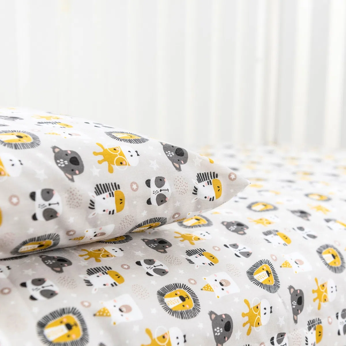 baby idea Babysanity Piumino Lettino Neonato Ricamato Completo Federa e Copripiumino e Lenzuolino con Angoli Sfoderabile Senza Paracolpi Lettino - Made in Italy- (Leoncino)