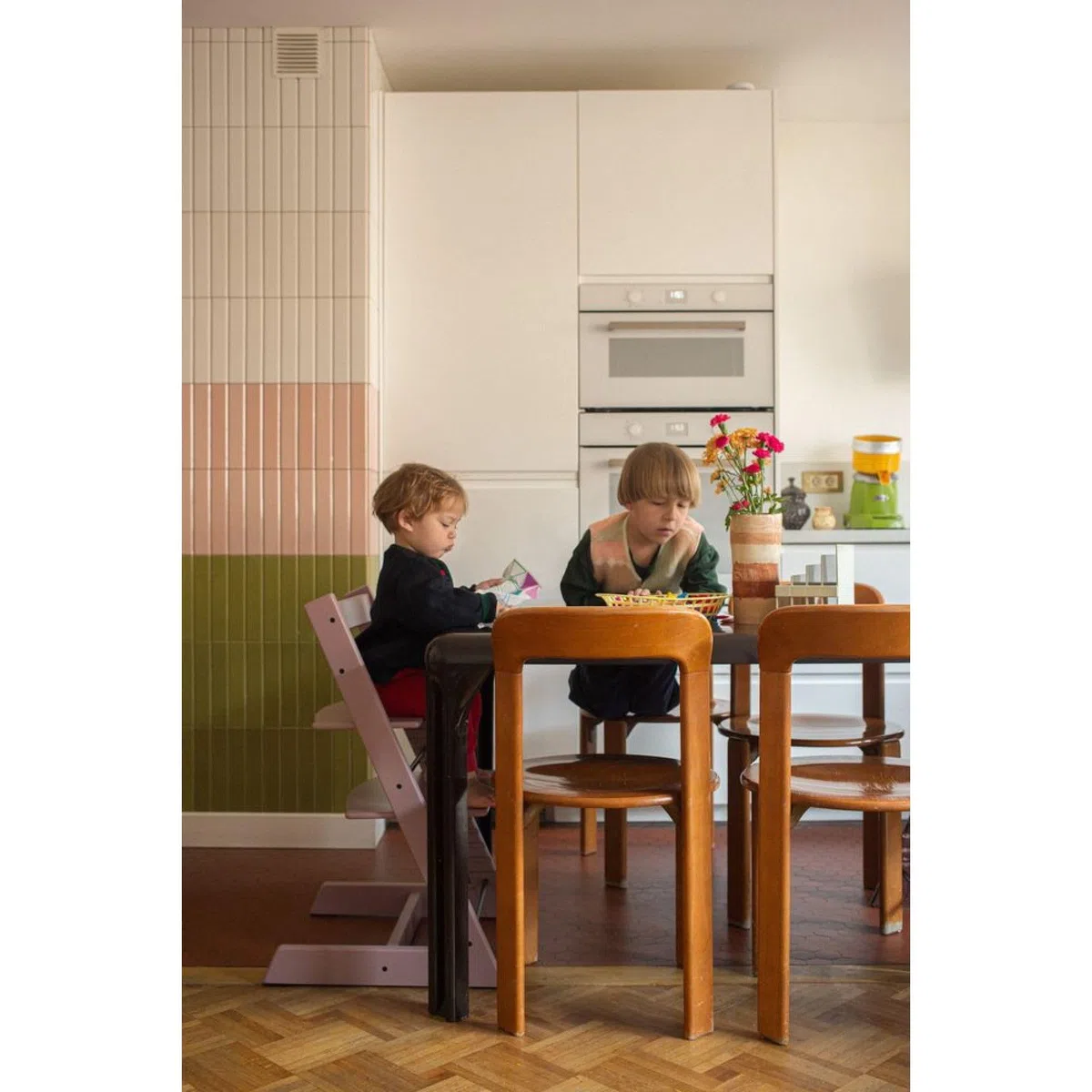 Sedia Tripp Trapp di Stokke, Mauve - Sedia evolutiva e interamente regolabile per neonati, bambini e adulti - Comoda, confortevole ed ergonomica