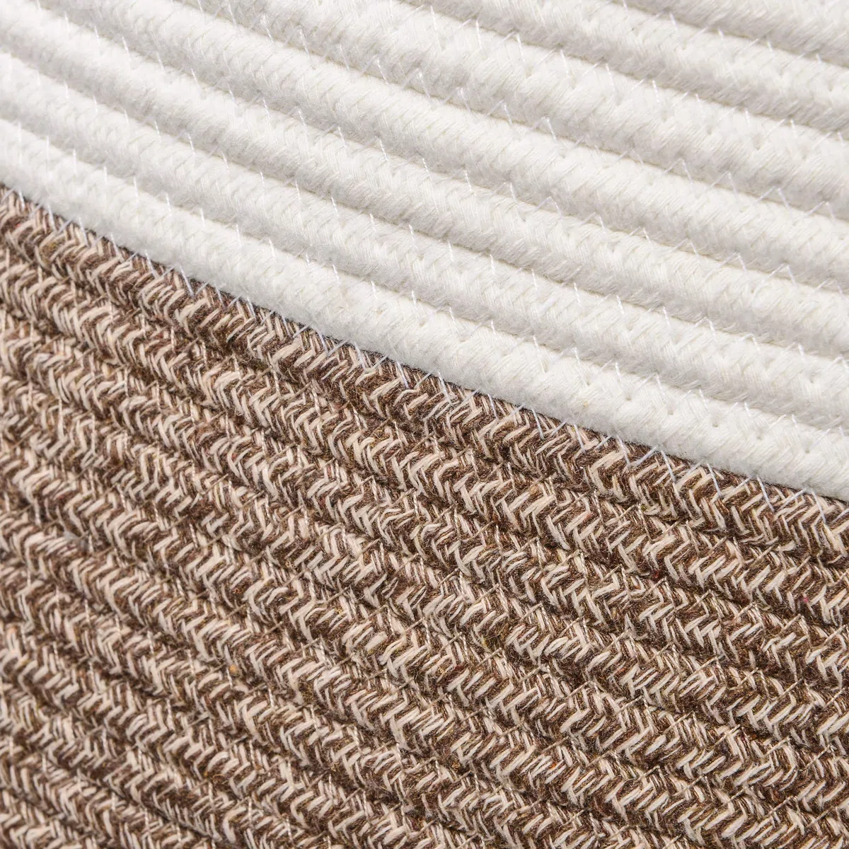 SONGMICS Cesto in Corda di Cotone, Cestello Portaoggetti con Maniglie, Portabiancheria da 125L, per Abiti Giochi Coperte, Salotto Camera da Letto, 50 x 65 cm (Diam. x A), Marrone e Beige LCB421N01