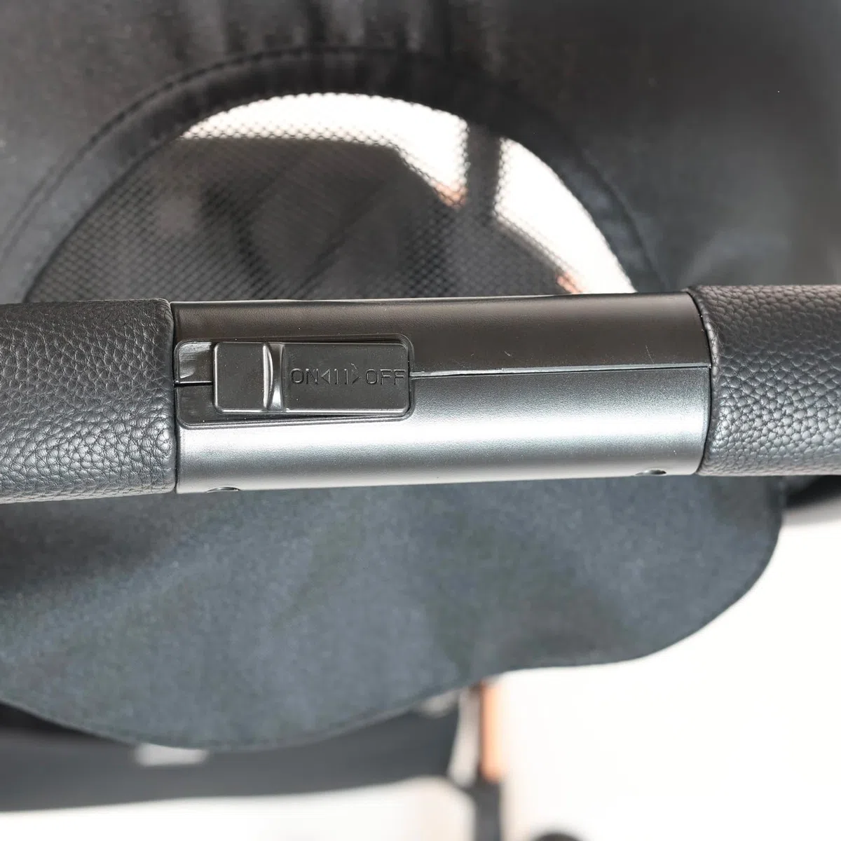 Passeggino G-Moove 0-22 kg. Leggero, Perfetto dalla Nascita - Telaio Rose Gold, Tessuto Nero