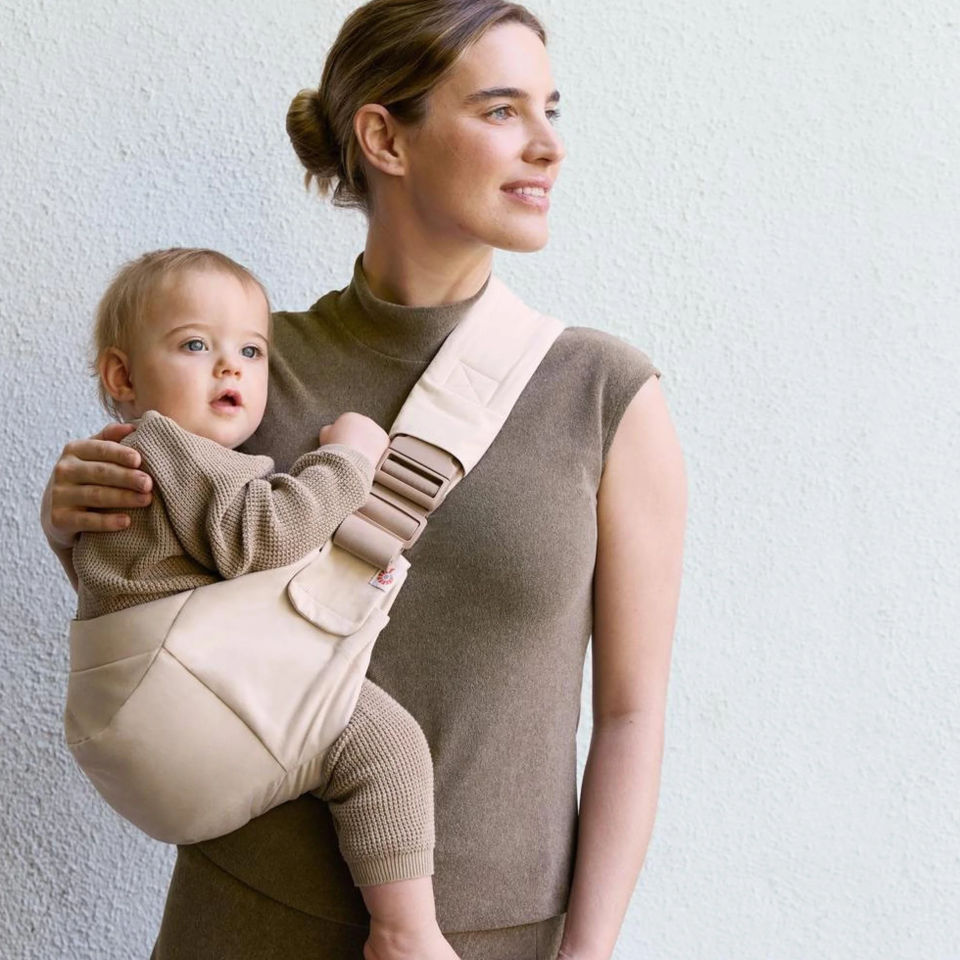 Ergobaby Upsie Sling Portabebè ergonomico per neonati e bambini piccoli dai 6 mesi (7,7-20,4 kg), passaggio spontaneo tra camminare e essere trasportati, Natural Beige