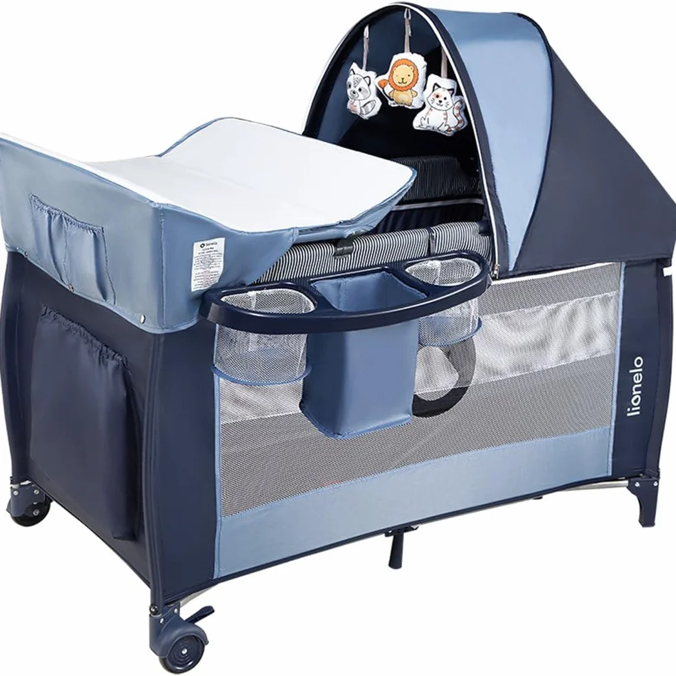 LIONELO Lettino da Viaggio SVEN con Materasso, Dalla nascita fino a 36 mesi, Lettino pieghevole con Fasciatoio, Baldacchino, Giocattoli Pendenti Ingresso laterale aggiuntivo LockGuard, Route con freno