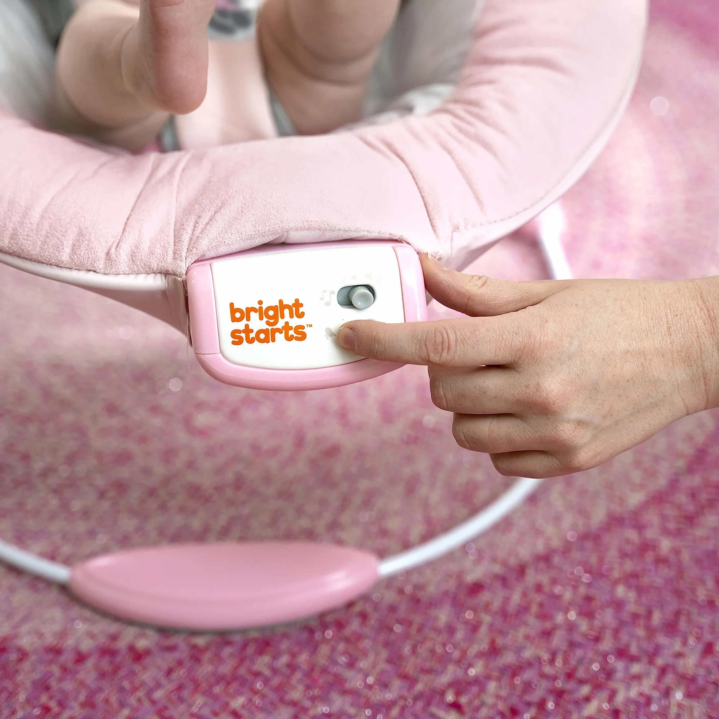 Bright Starts, Minnie Mouse Seggiolino Comodo Vibrante per Neonati - Musica, Barra Giocattoli Rimovibile, 0-6 Mesi Fino a 9 kg (Rosy Skies)