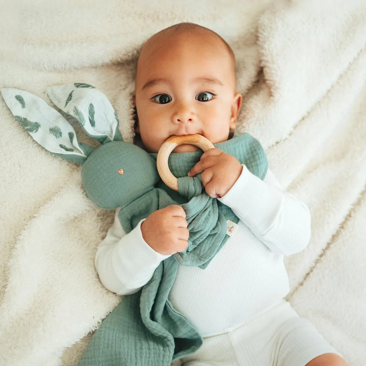 Mikito Set Neonato, Accessori Utili in Cotone Naturale Bio Mussola con Doudou, Massaggia Gengive, Bavaglino neonato. Unisex, Idea regalo maschio o femmina per baby shower, neo genitori