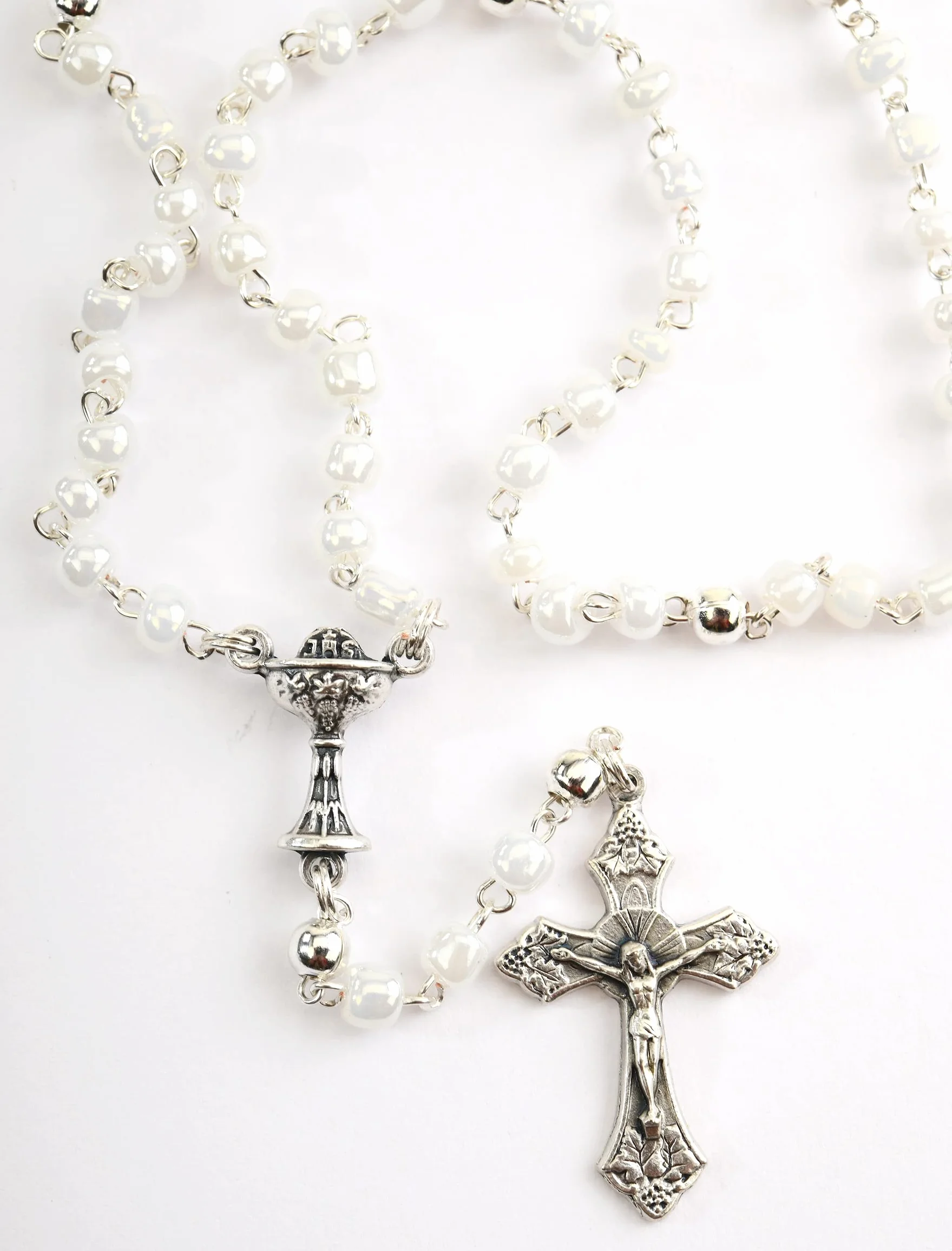 MaMeMi Rosario Prima Comunione con Perline Bianche e Croce – Calice Argento in Scatolina a Cuore Dorata con Angelo – Regalo Bambini