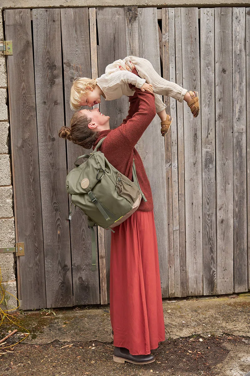 LÄSSIG Zaino fasciatoio borsa per pannolini con fasciatoio zaino da trekking attacco per carrozzina portabiberon Prodotto in modo sostenibile/Outdoor Backpack olive, oliva