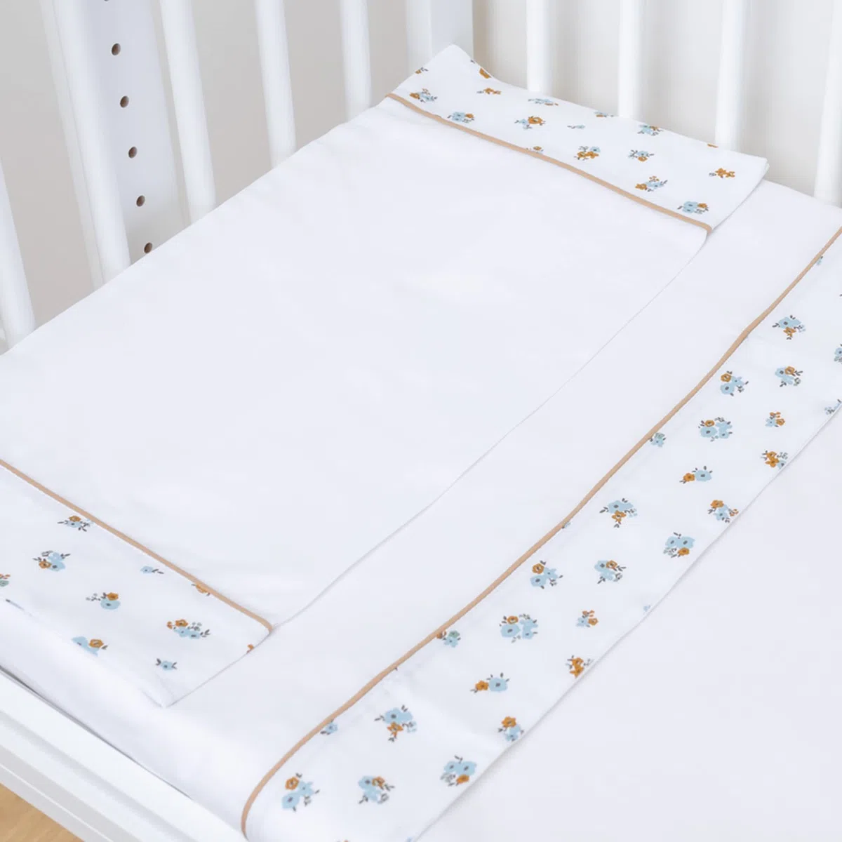 Nenel Completo da lenzuoli Personalizzati Ricamati con il nome dei bebè - Completo 3 Pezzi (Lenzuolo sotto + Lenzuolo + Federa per Cuscino) - Fiori Blu - Culla grande 70x140 cm