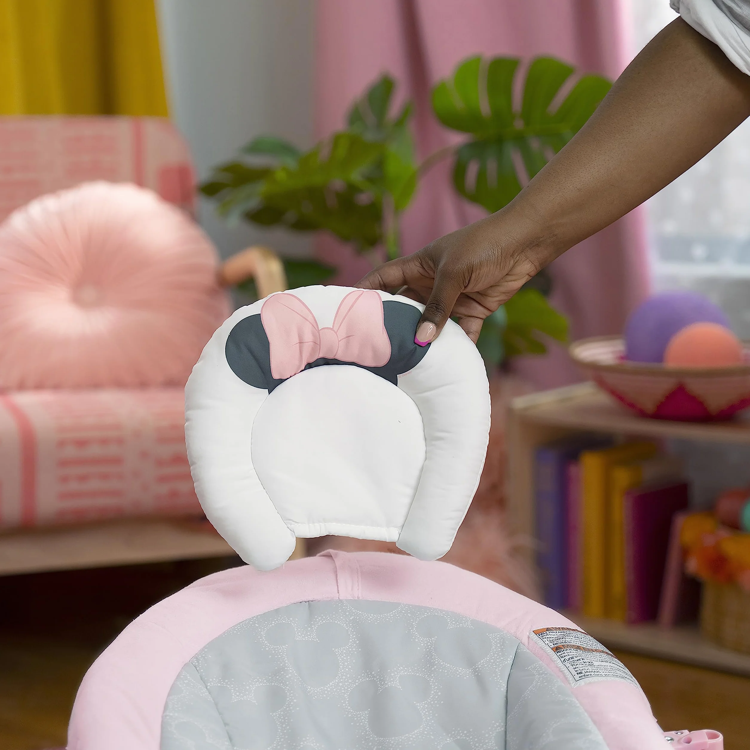 Bright Starts, Minnie Mouse Seggiolino Comodo Vibrante per Neonati - Musica, Barra Giocattoli Rimovibile, 0-6 Mesi Fino a 9 kg (Rosy Skies)