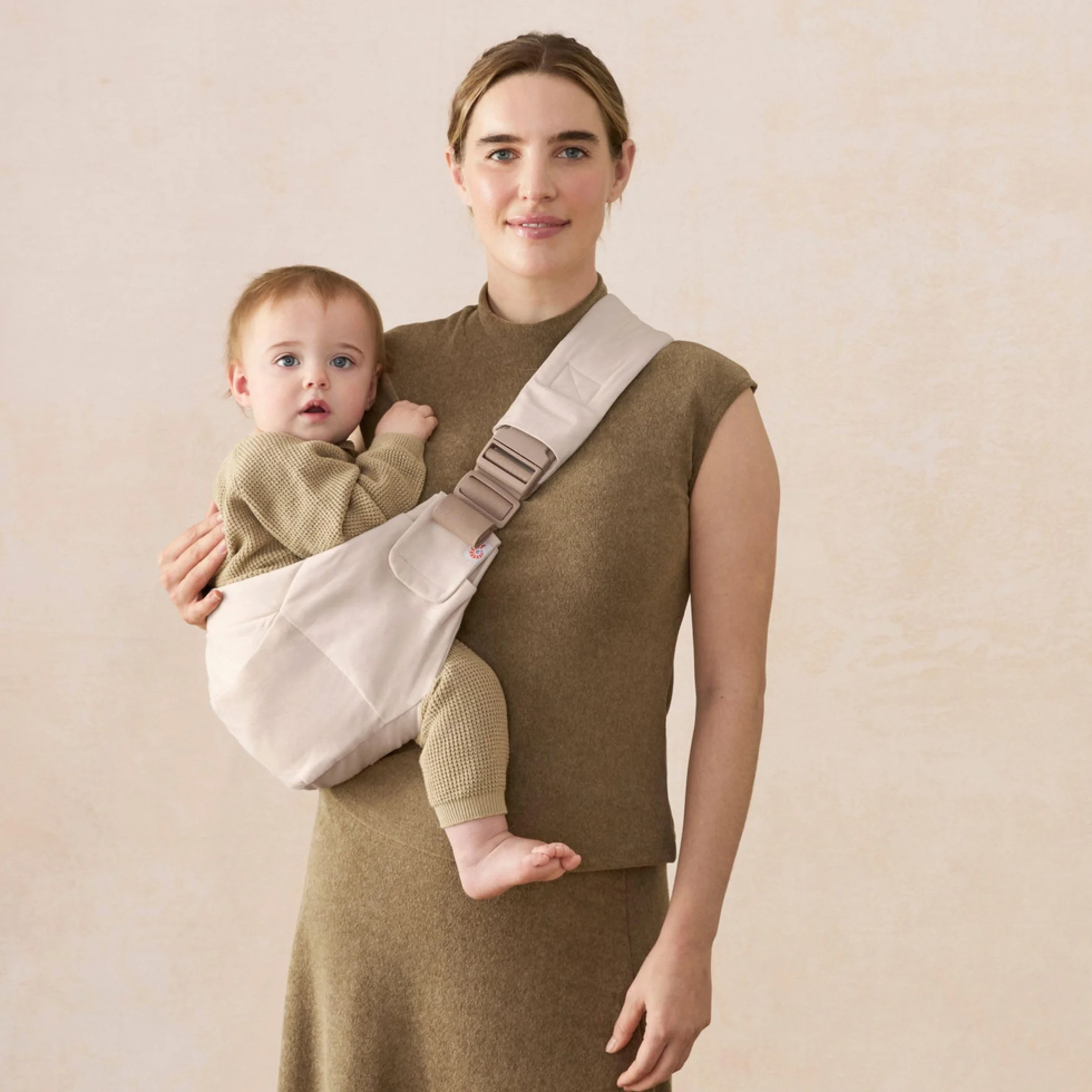 Ergobaby Upsie Sling Portabebè ergonomico per neonati e bambini piccoli dai 6 mesi (7,7-20,4 kg), passaggio spontaneo tra camminare e essere trasportati, Natural Beige